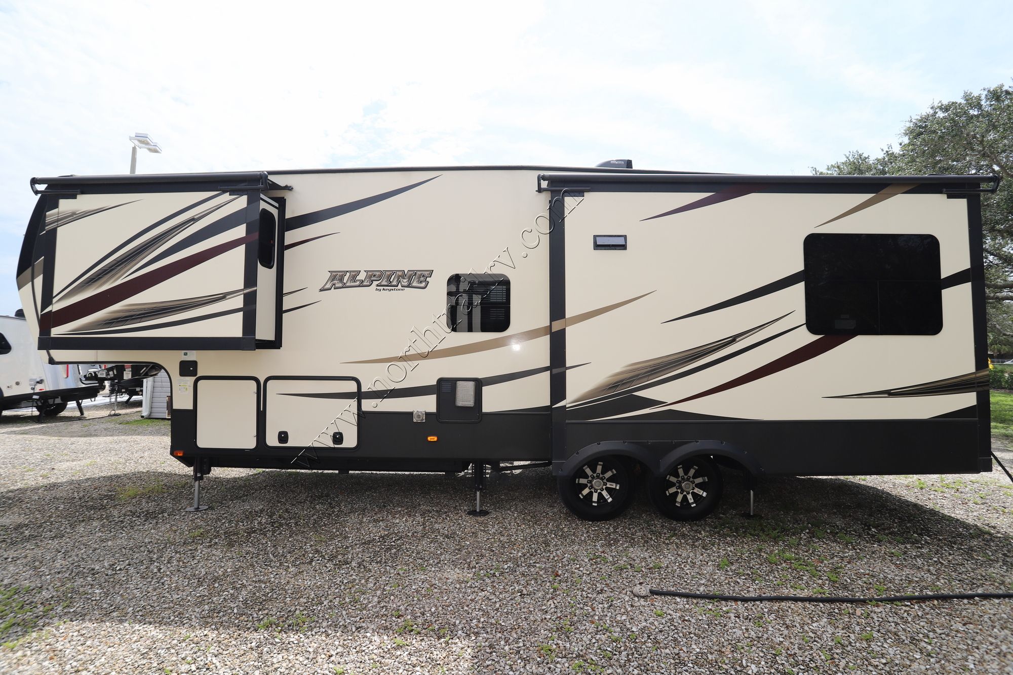 Used 2016 Keystone Alpine 3010RE Fifth Wheel  For Sale