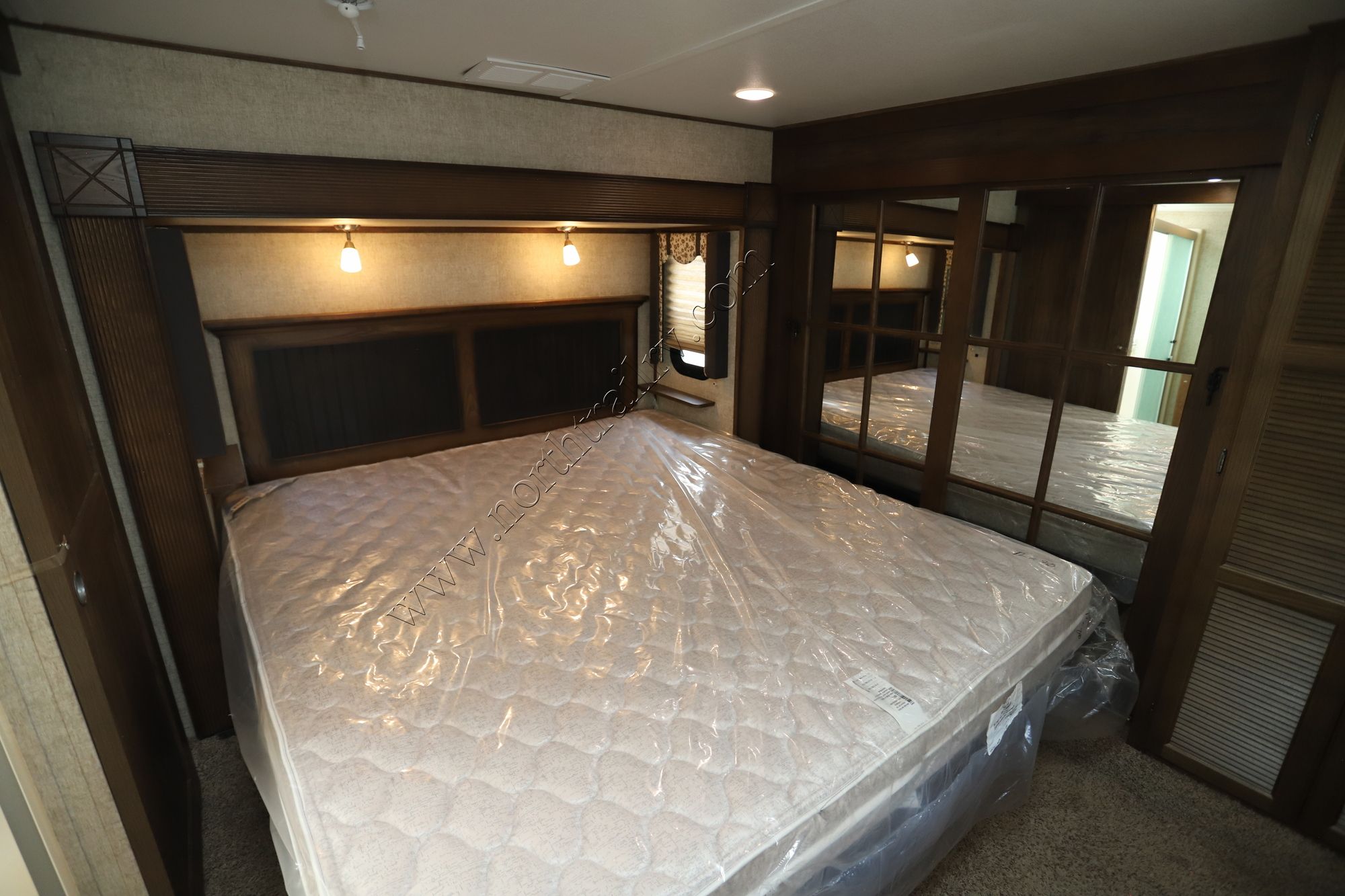 Used 2016 Keystone Alpine 3010RE Fifth Wheel  For Sale