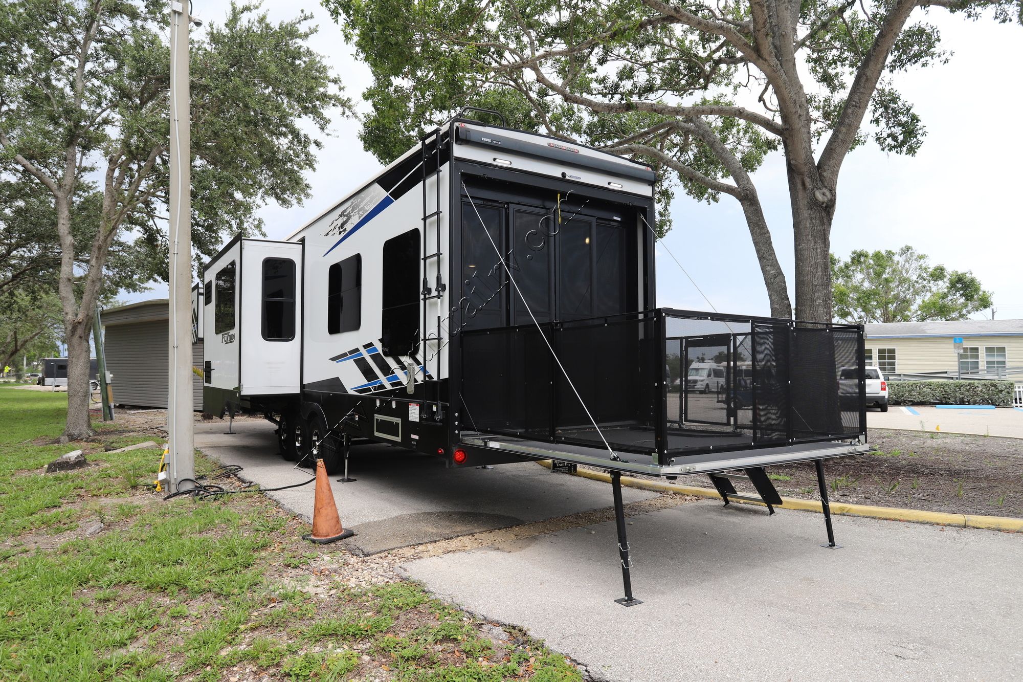 Used 2022 Keystone Fuzion 427 Fifth Wheel  For Sale