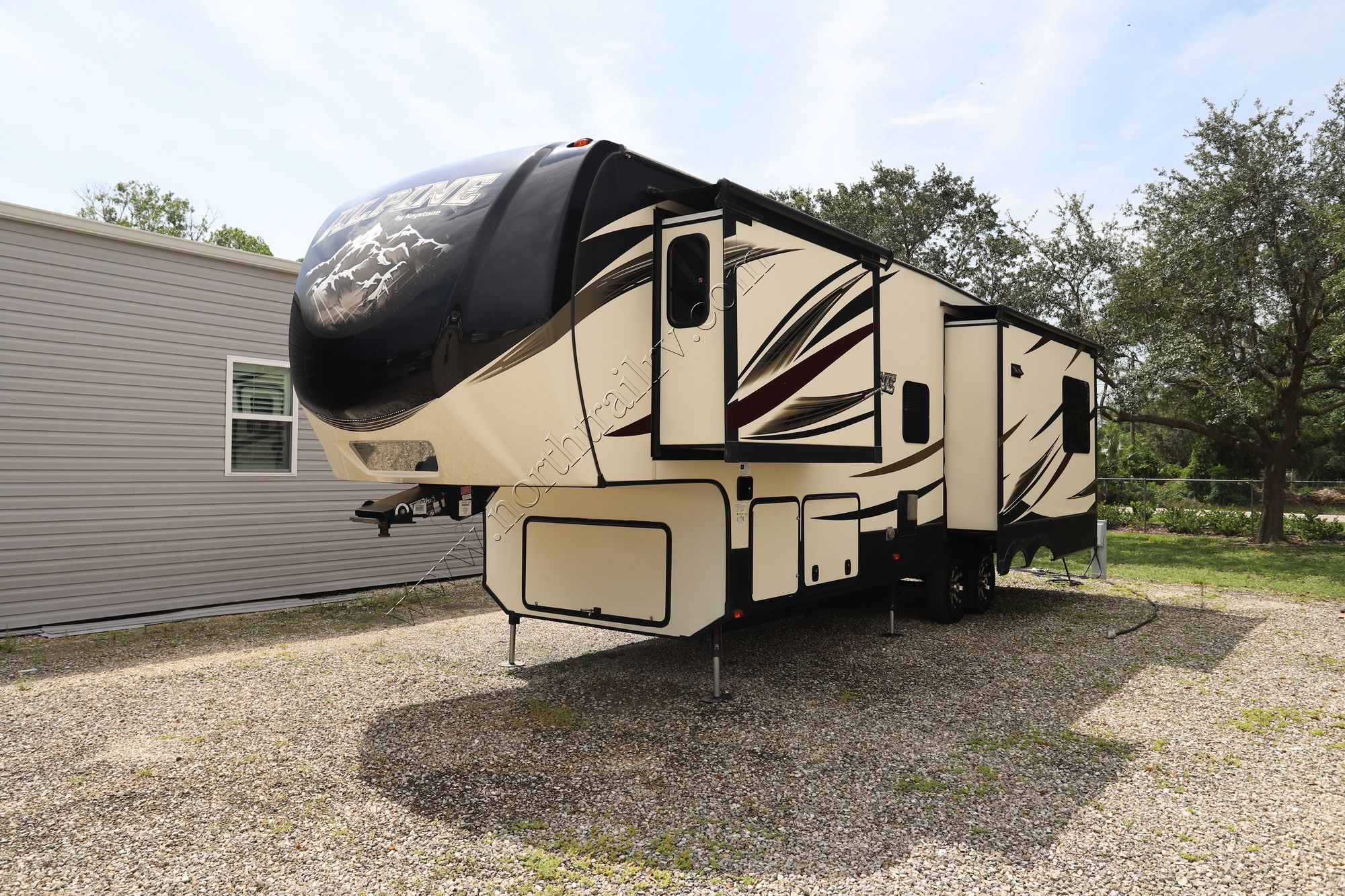 Used 2016 Keystone Alpine 3010RE Fifth Wheel  For Sale