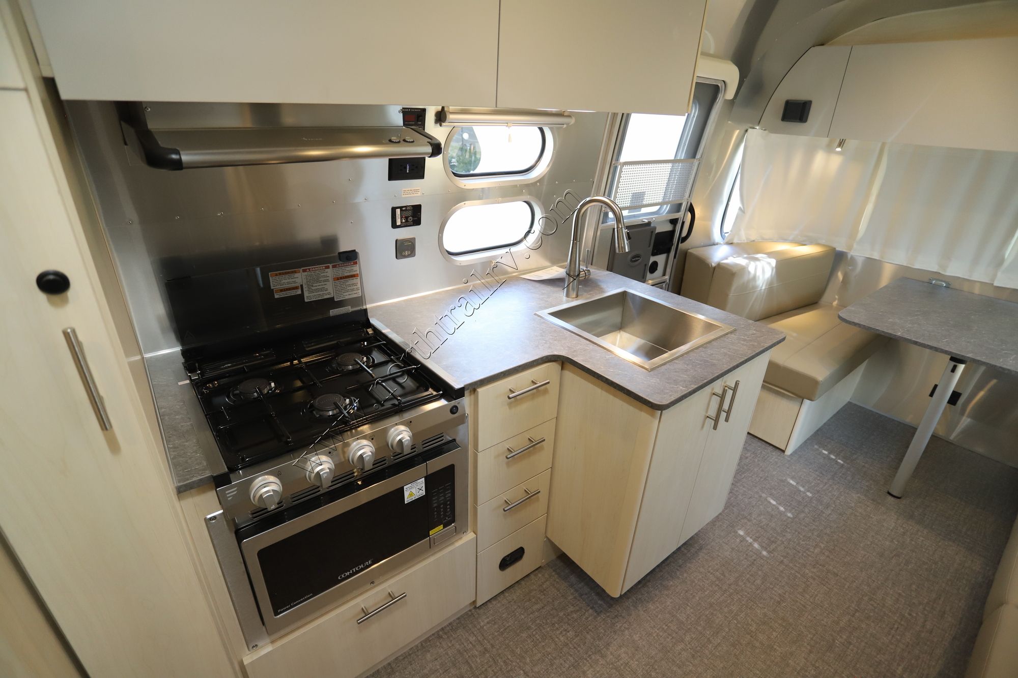 New 2023 Airstream Flying Cloud 25FB Travel Trailer  For Sale