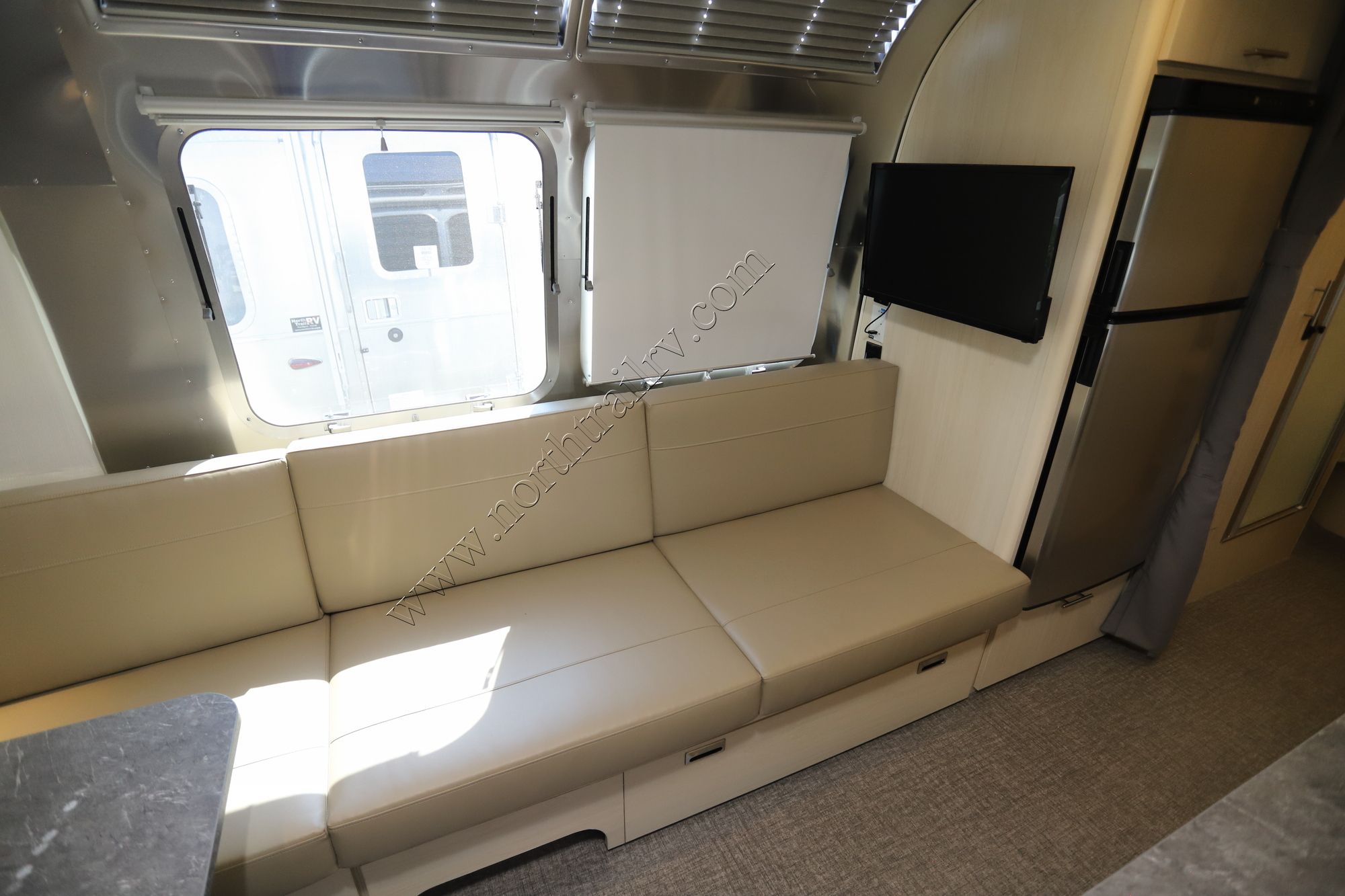 New 2023 Airstream Flying Cloud 25FB Travel Trailer  For Sale