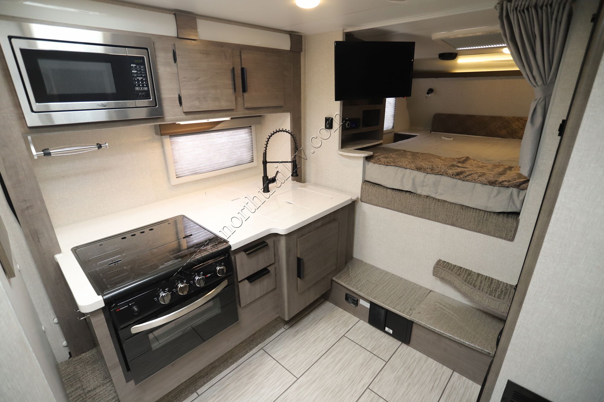 Used 2022 Lance Lance 1062 Truck Camper  For Sale