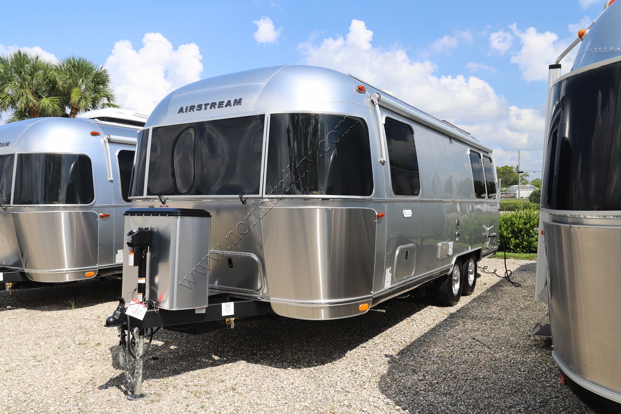 New 2023 Airstream Flying Cloud 25FB Travel Trailer  For Sale