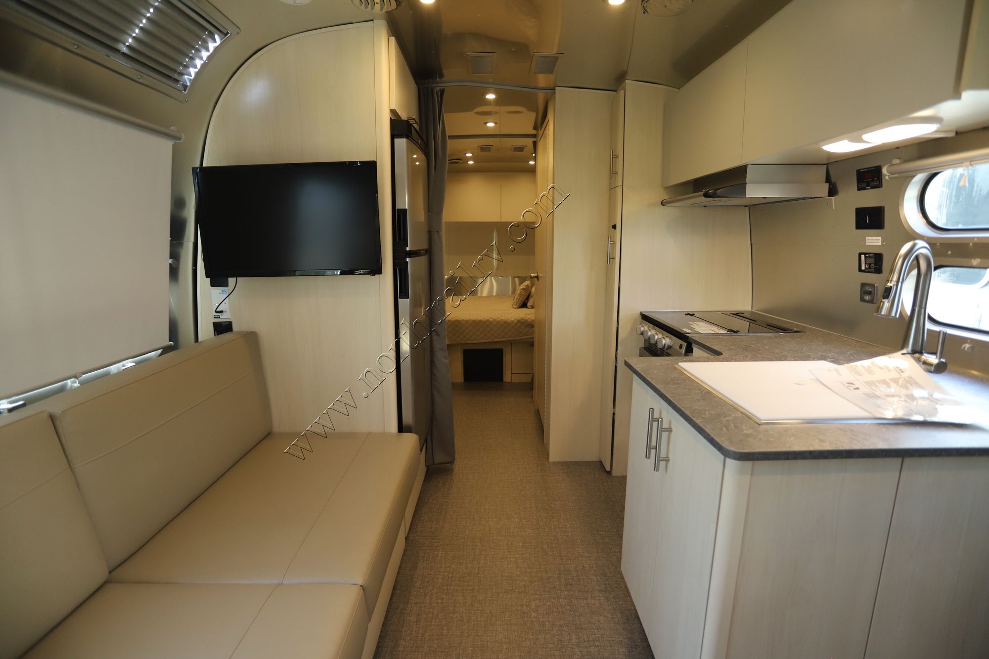 New 2023 Airstream Flying Cloud 25FB Travel Trailer  For Sale