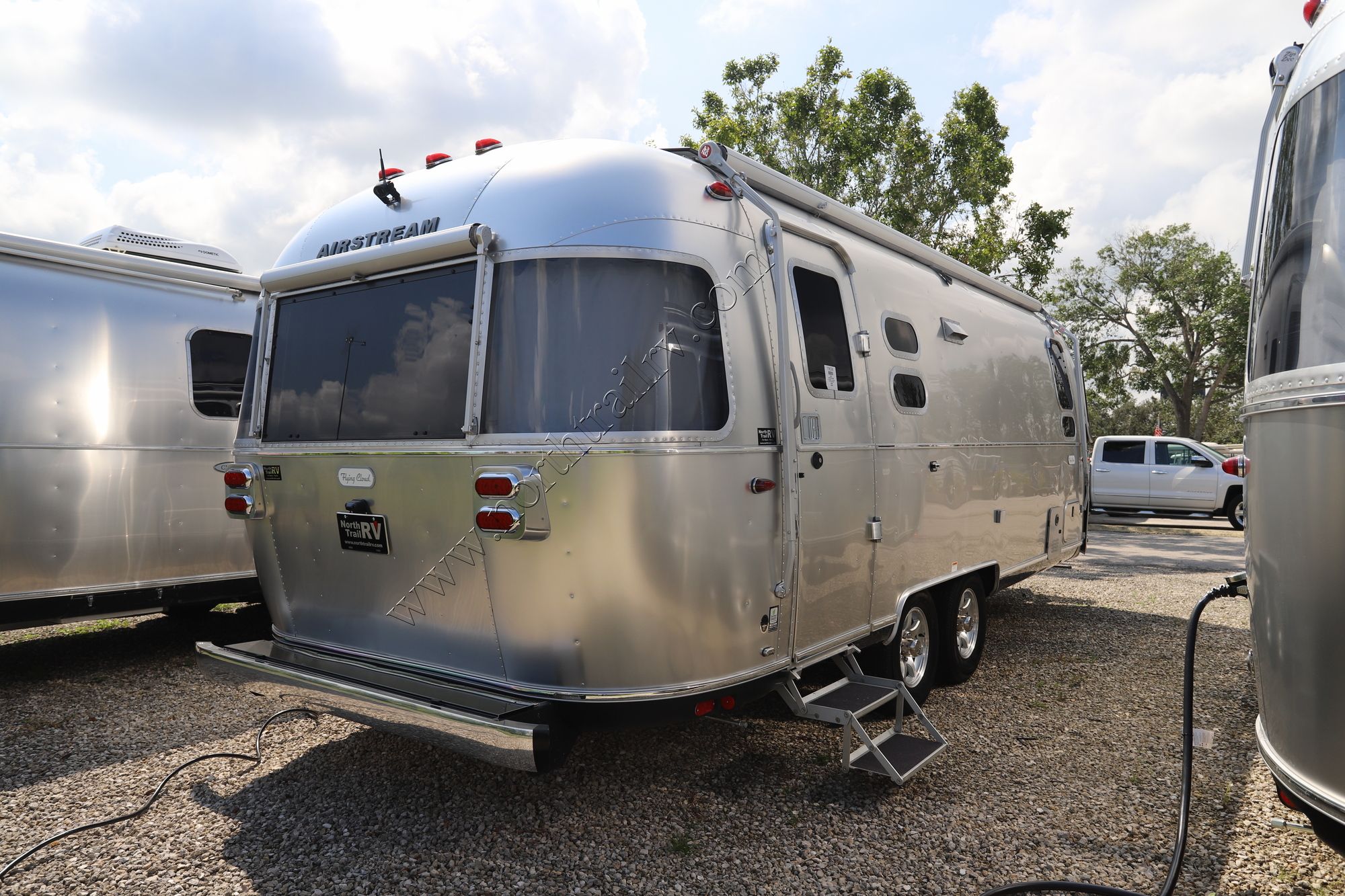 New 2023 Airstream Flying Cloud 25FB Travel Trailer  For Sale