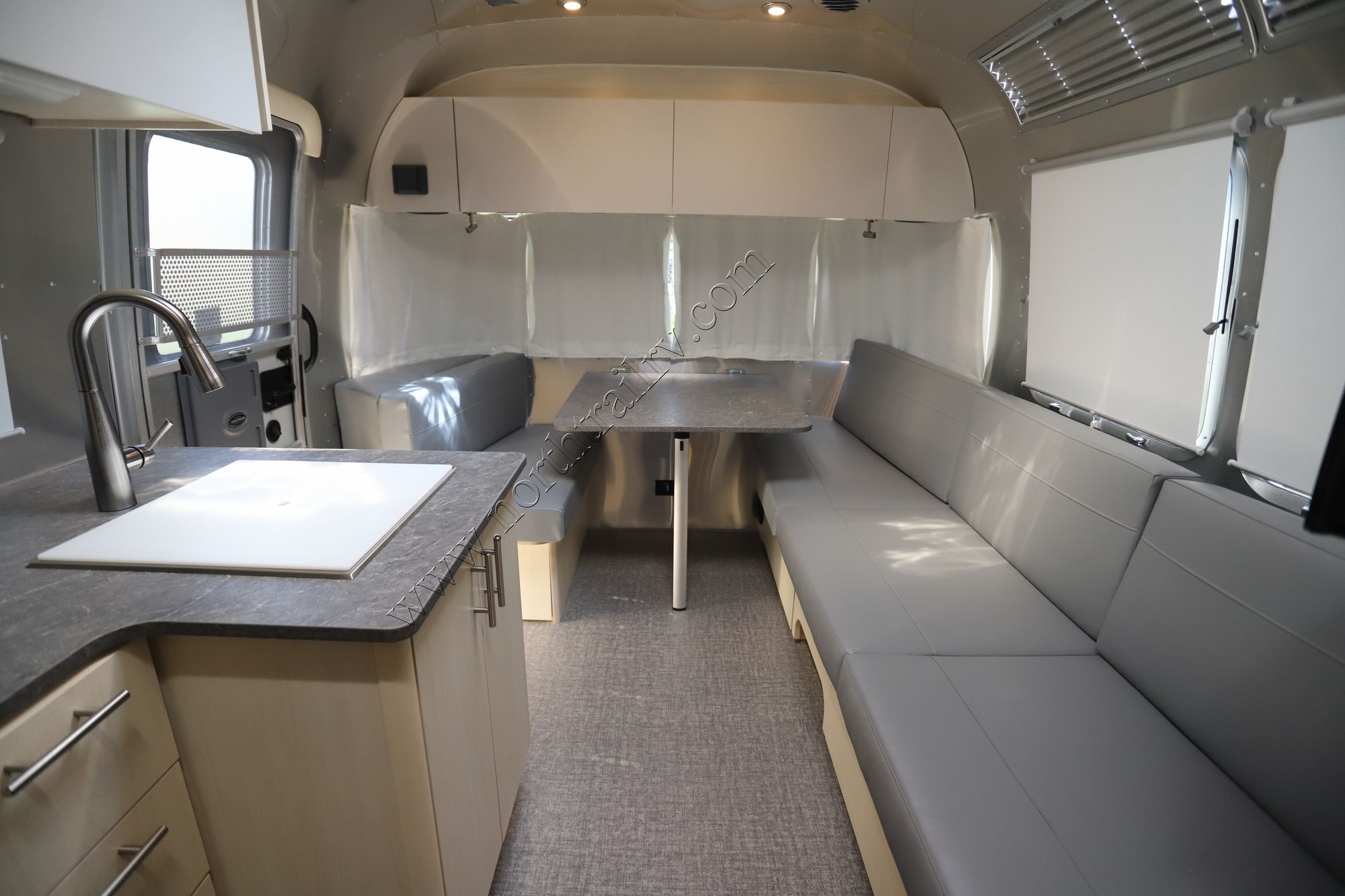 New 2023 Airstream Flying Cloud 25FB Travel Trailer  For Sale