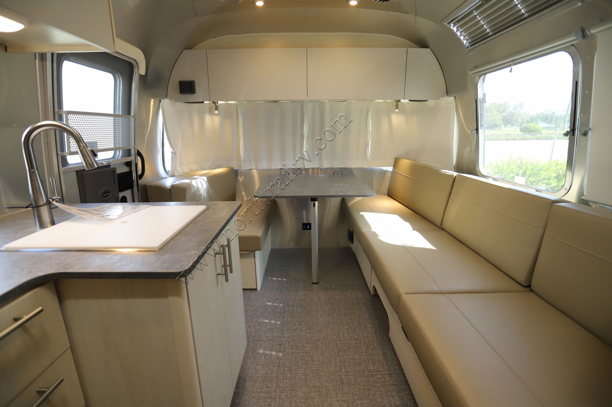 New 2023 Airstream Flying Cloud 25FB Travel Trailer  For Sale