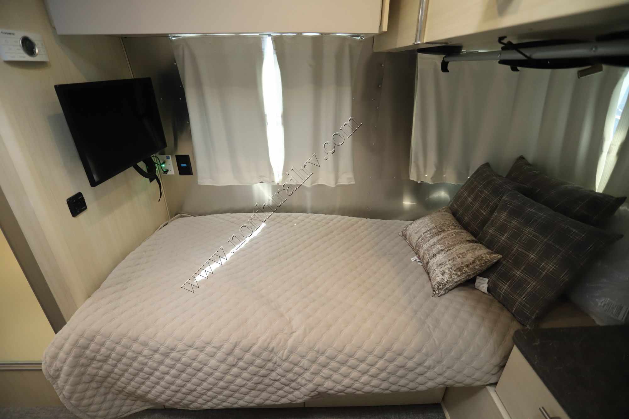 New 2023 Airstream Flying Cloud 25FB Travel Trailer  For Sale