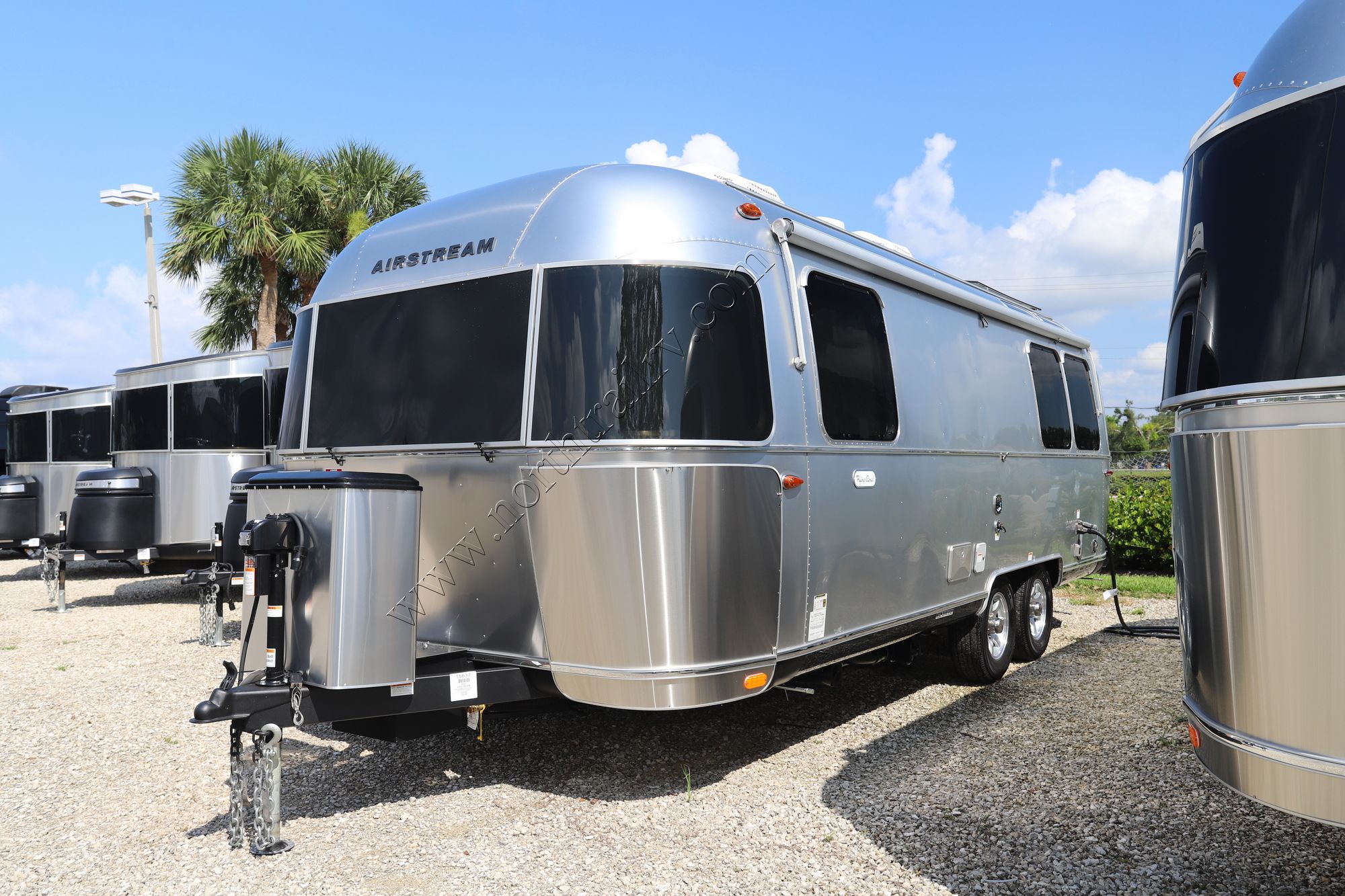 New 2023 Airstream Flying Cloud 25FB Travel Trailer  For Sale