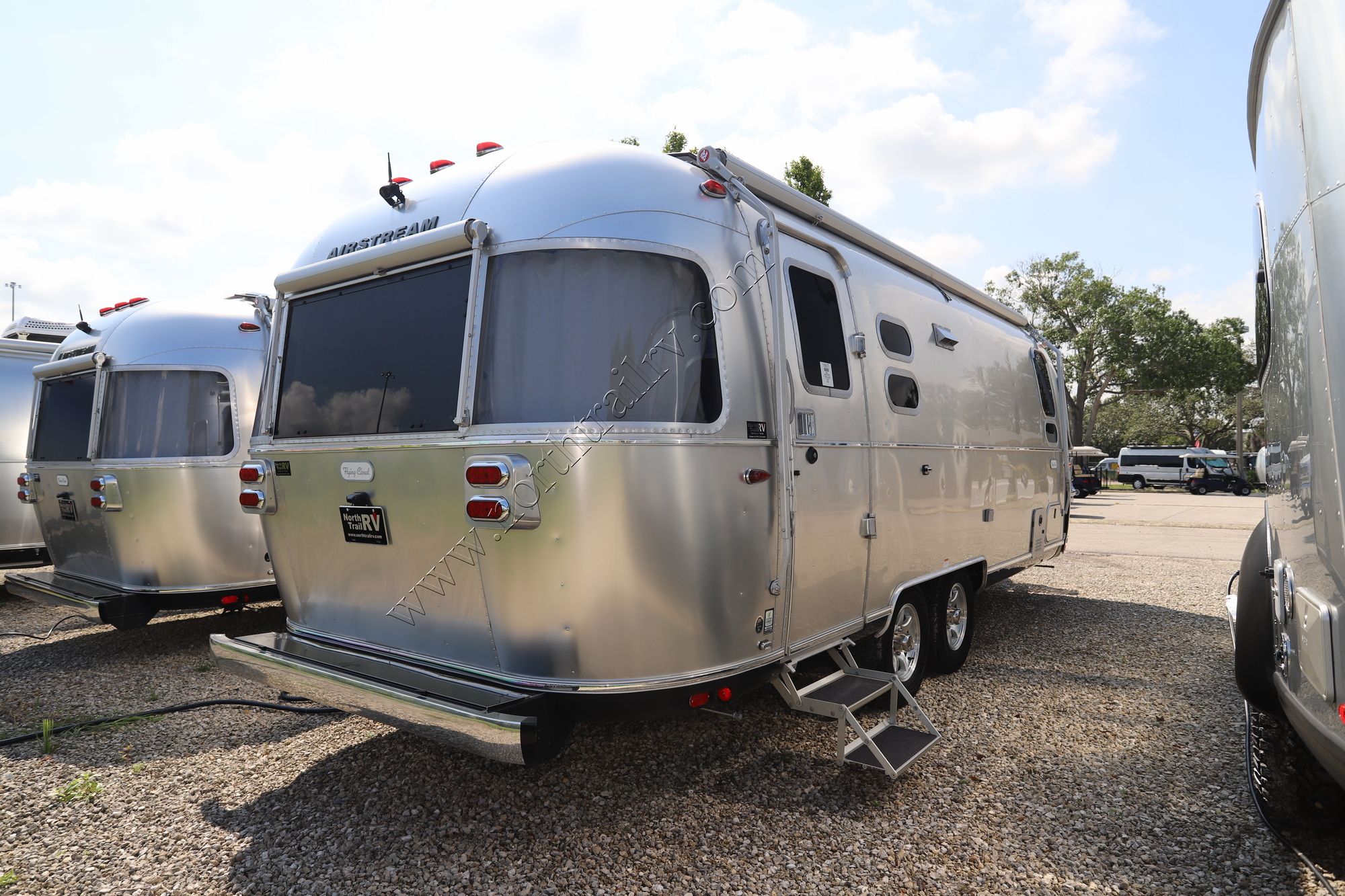 New 2023 Airstream Flying Cloud 25FB Travel Trailer  For Sale