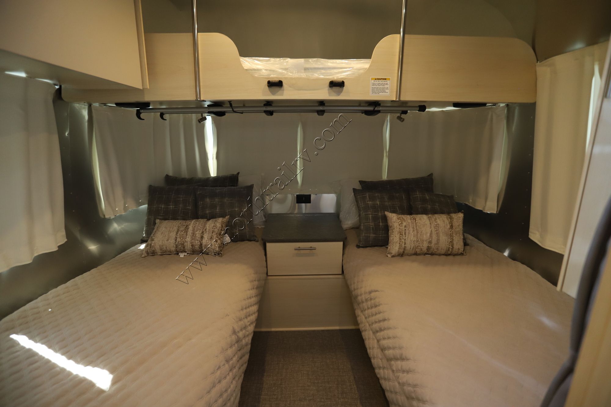 New 2023 Airstream Flying Cloud 25FB Travel Trailer  For Sale
