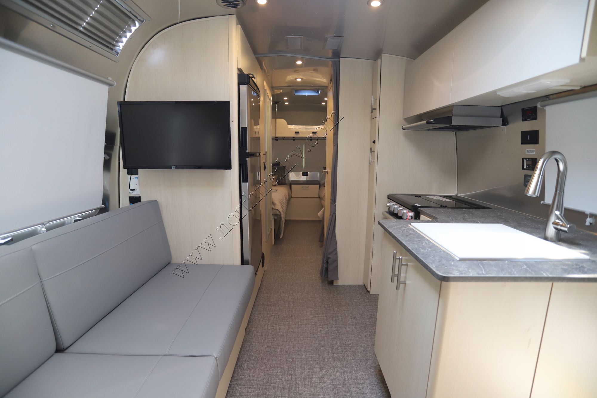 New 2023 Airstream Flying Cloud 25FB Travel Trailer  For Sale