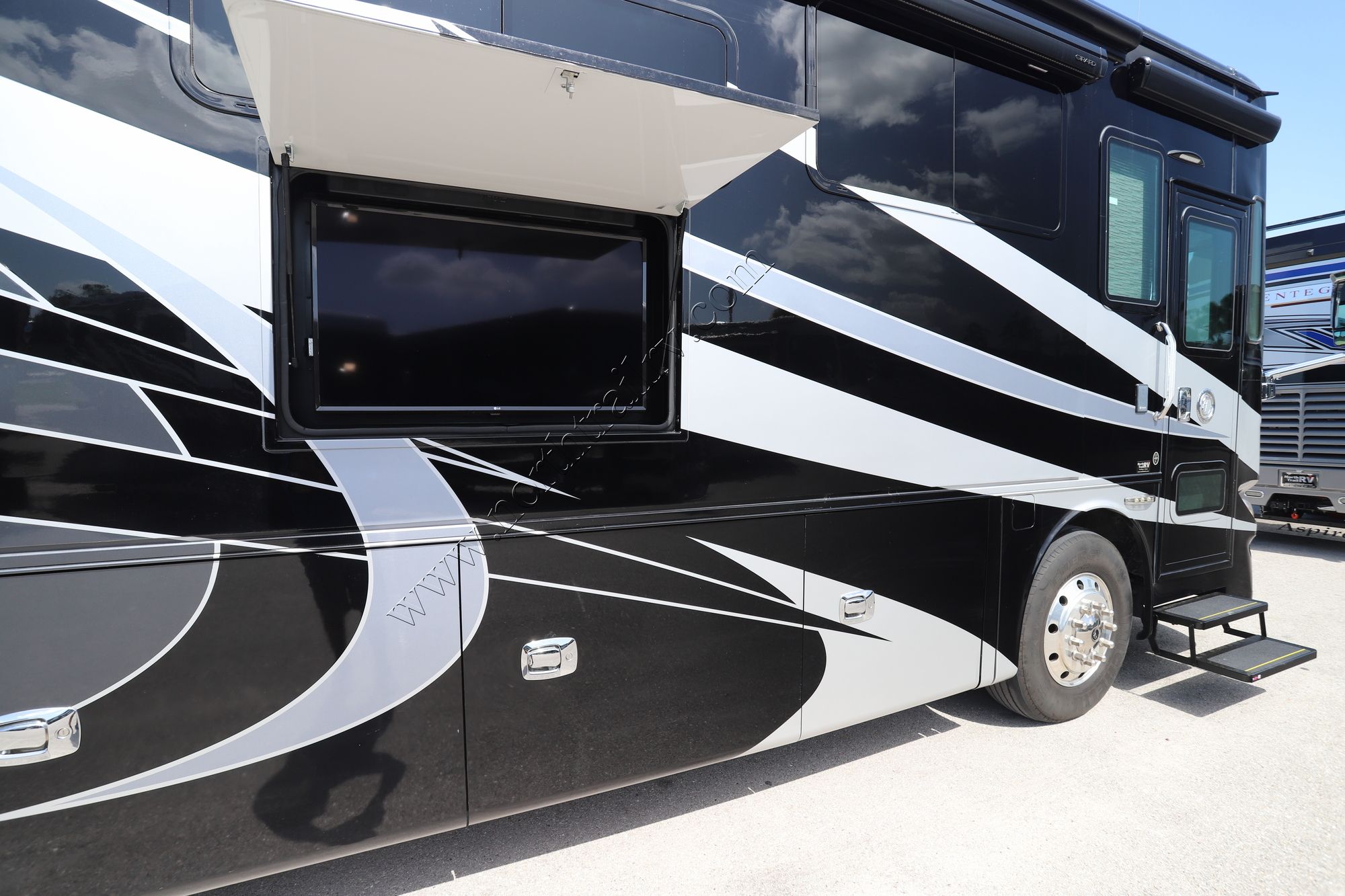 Used 2019 Tiffin Motor Homes Phaeton 40IH Class A  For Sale