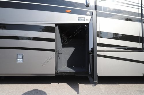 2022 Newmar Superstar 4061