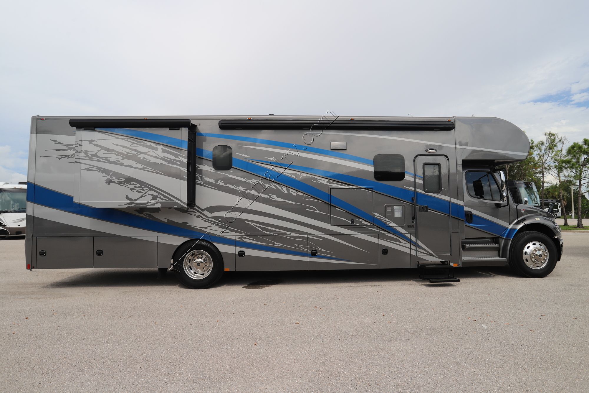 Used 2020 Renegade Rv Valencia 38RB Super C  For Sale