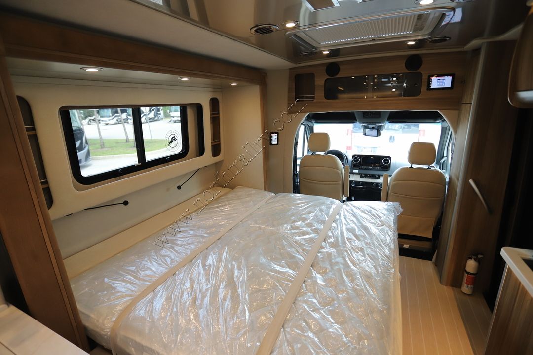 2023 Airstream Atlas Tommy Bahama 15642