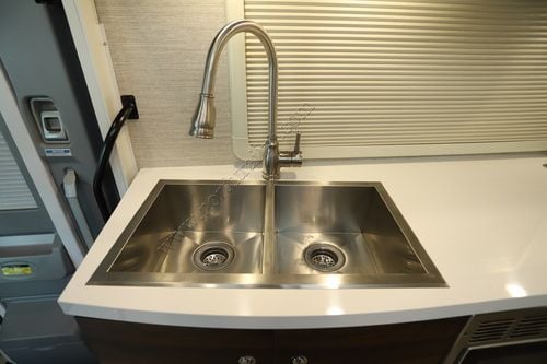 2022 Winnebago Navion 24D