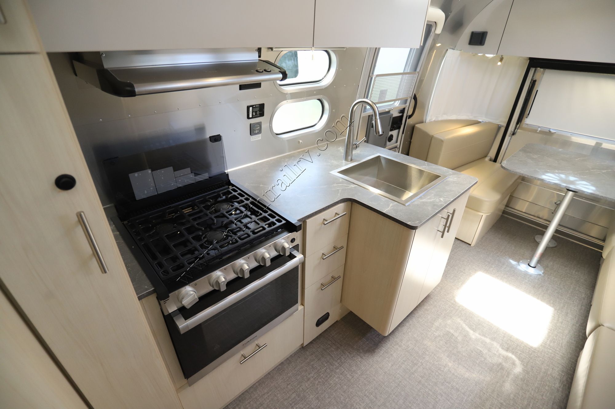 New 2024 Airstream Flying Cloud 25FB Travel Trailer  For Sale