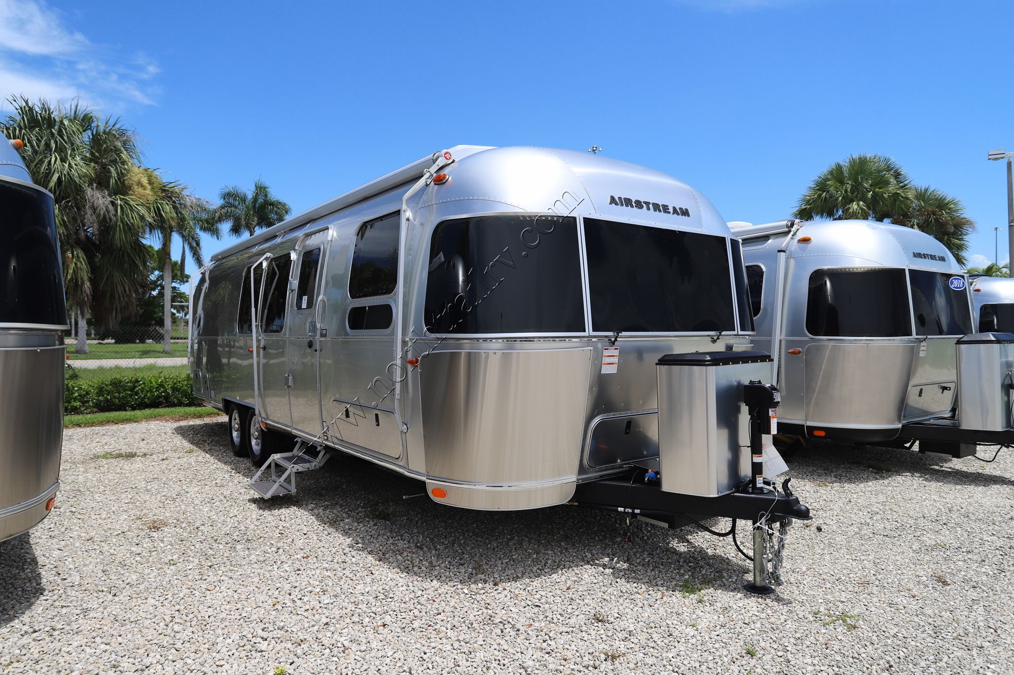 2024 Airstream Flying Cloud 30FB Travel Trailer New  For Sale