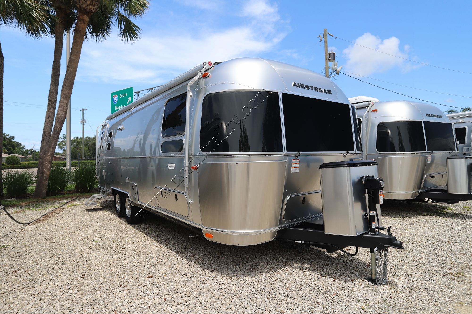 2024 Airstream Flying Cloud 27FB Travel Trailer New  For Sale