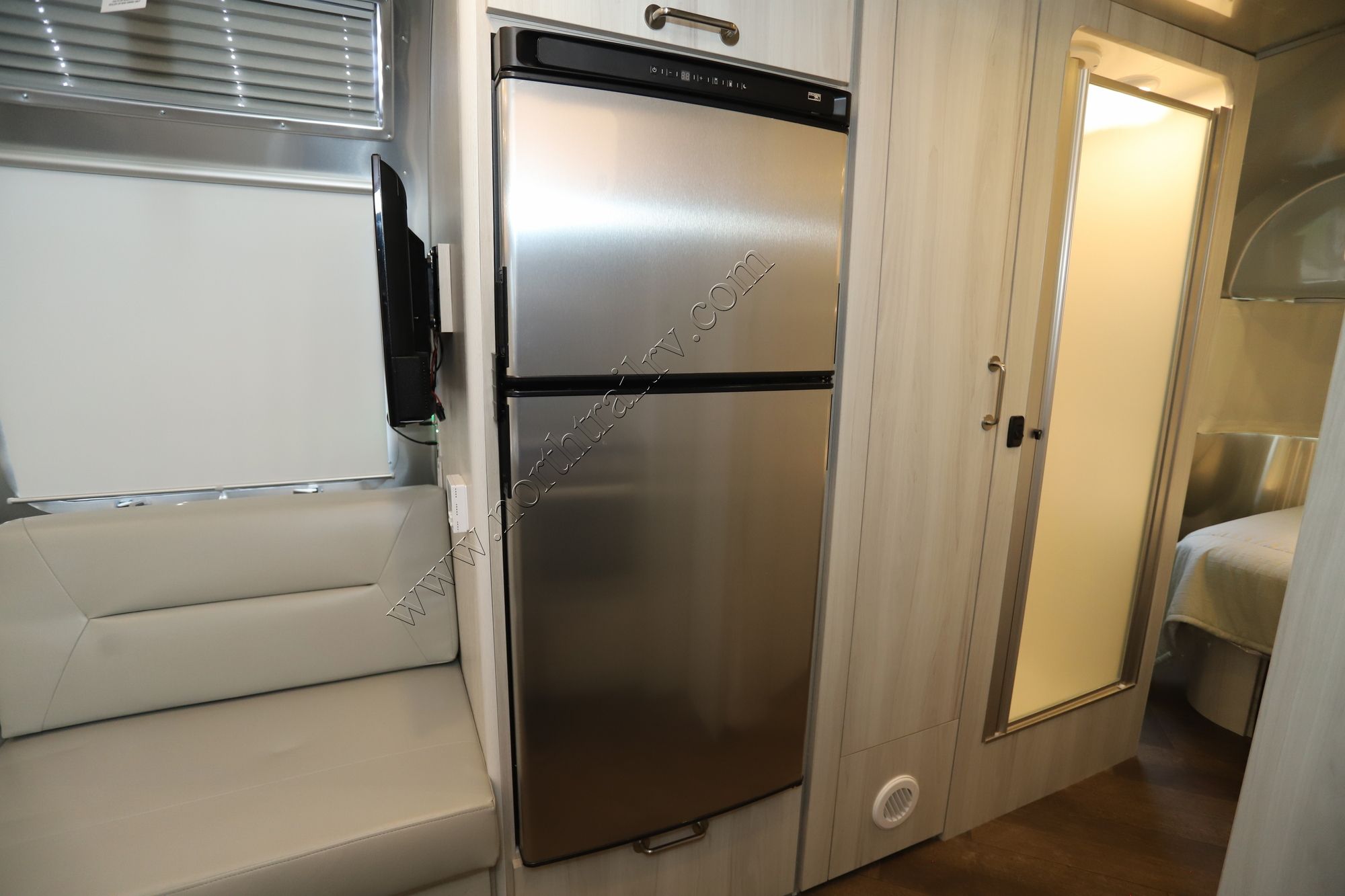 New 2024 Airstream International 25FB Travel Trailer  For Sale