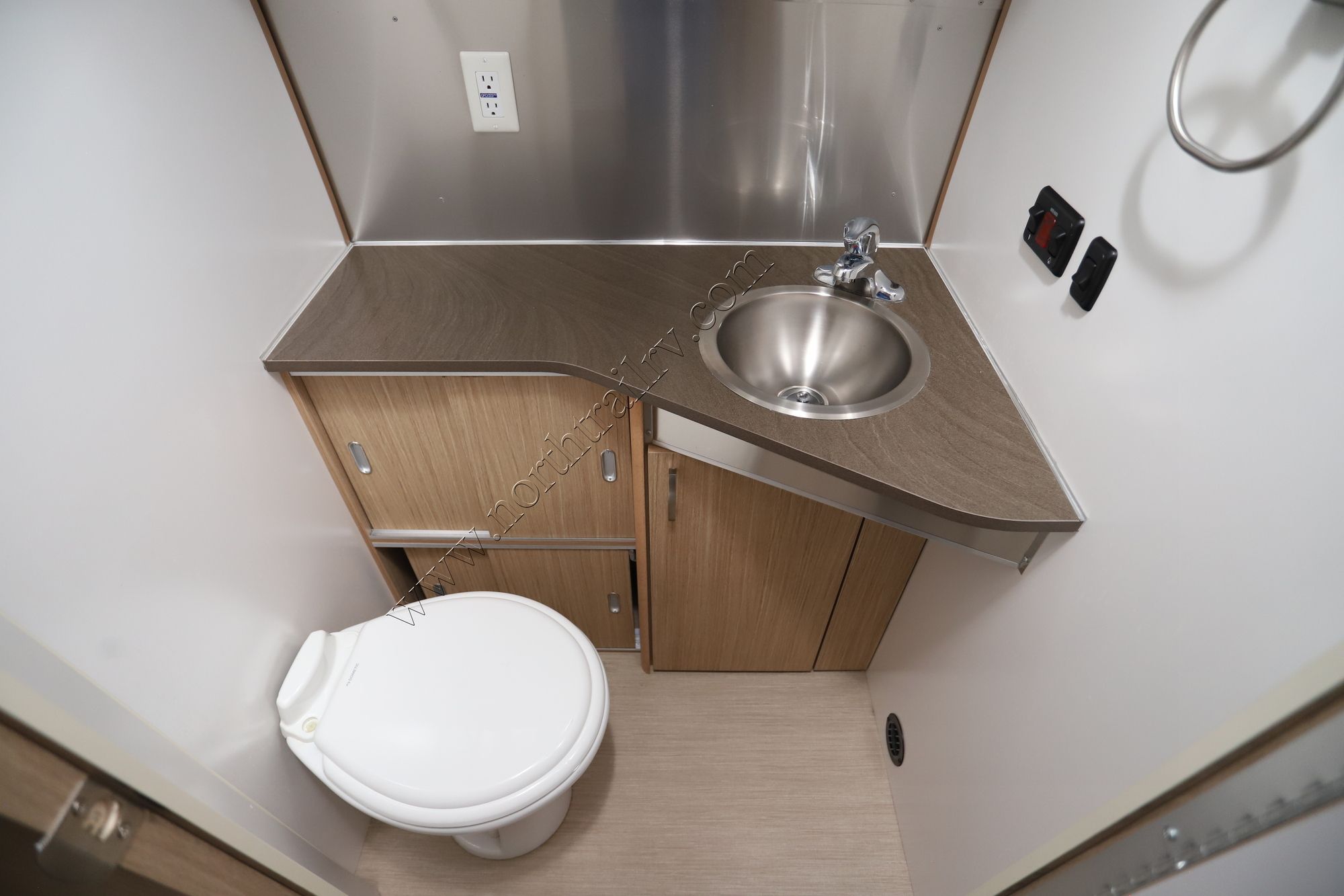 Used 2018 Airstream Flying Cloud 25FB TWIN Travel Trailer  For Sale