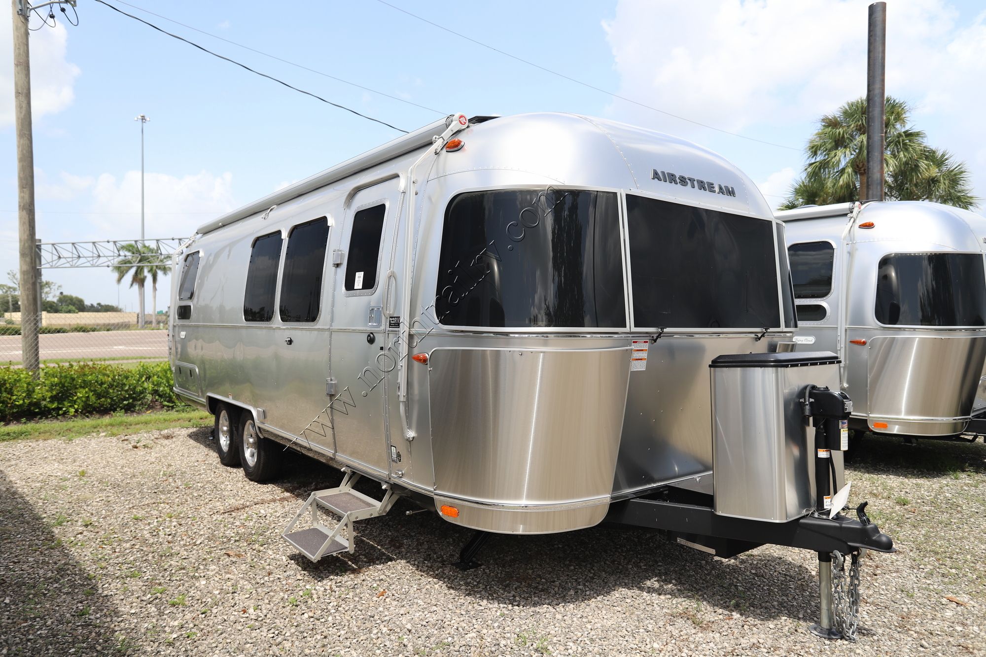 New 2023 Airstream Flying Cloud 28RB Travel Trailer  For Sale