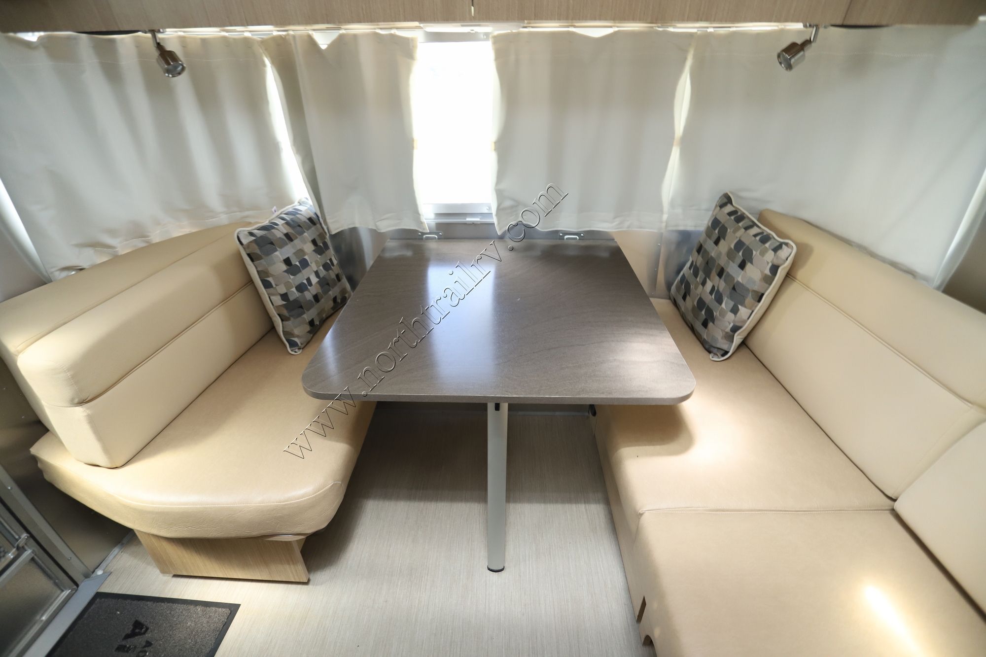 Used 2018 Airstream Flying Cloud 25FB TWIN Travel Trailer  For Sale