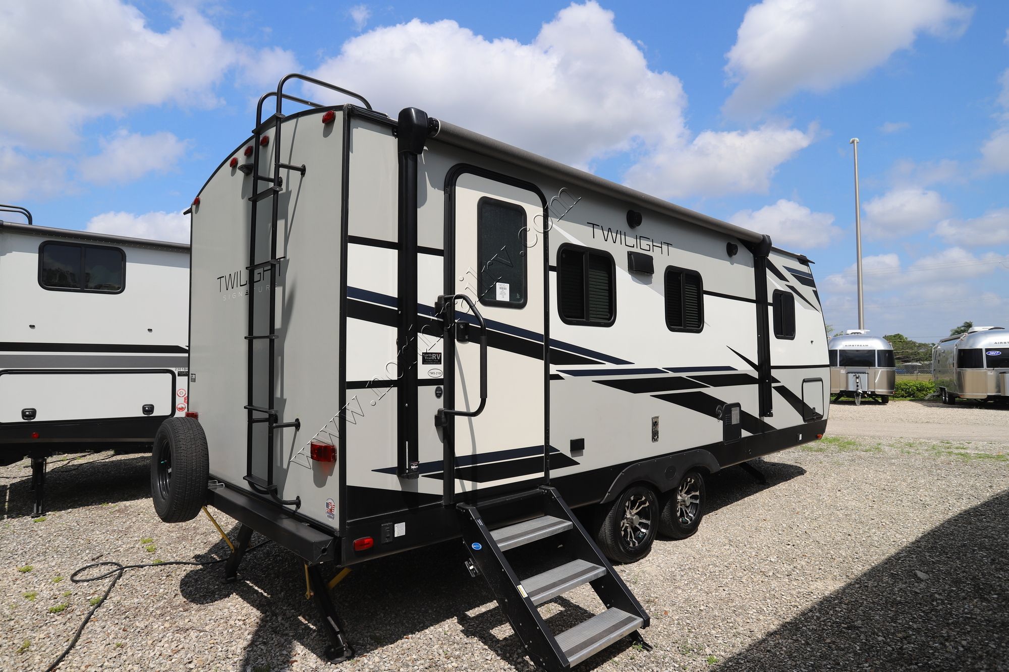 Used 2021 Twilight Signature 2100 Travel Trailer  For Sale