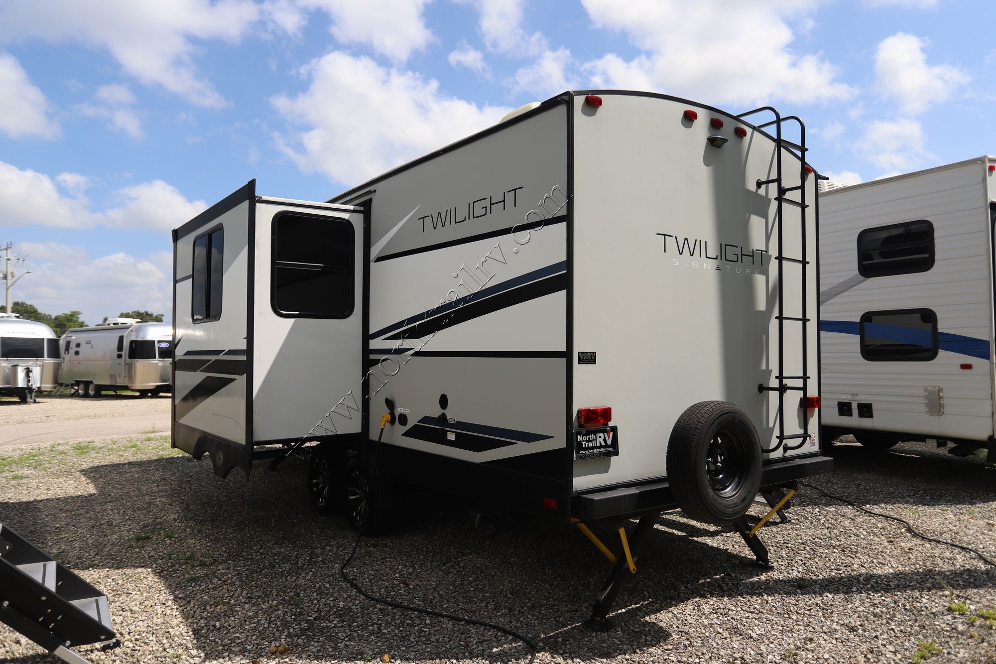 Used 2021 Twilight Signature 2100 Travel Trailer  For Sale