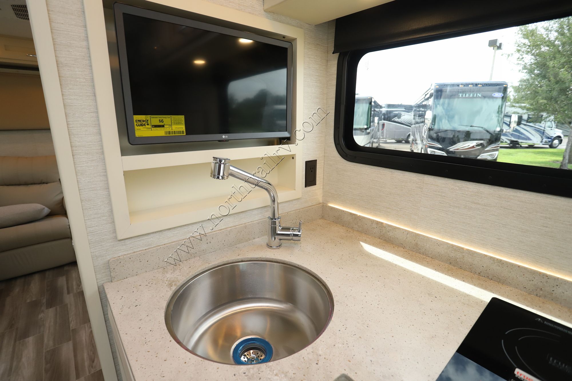 New 2024 Tiffin Motor Homes Wayfarer 25RLW Class C  For Sale