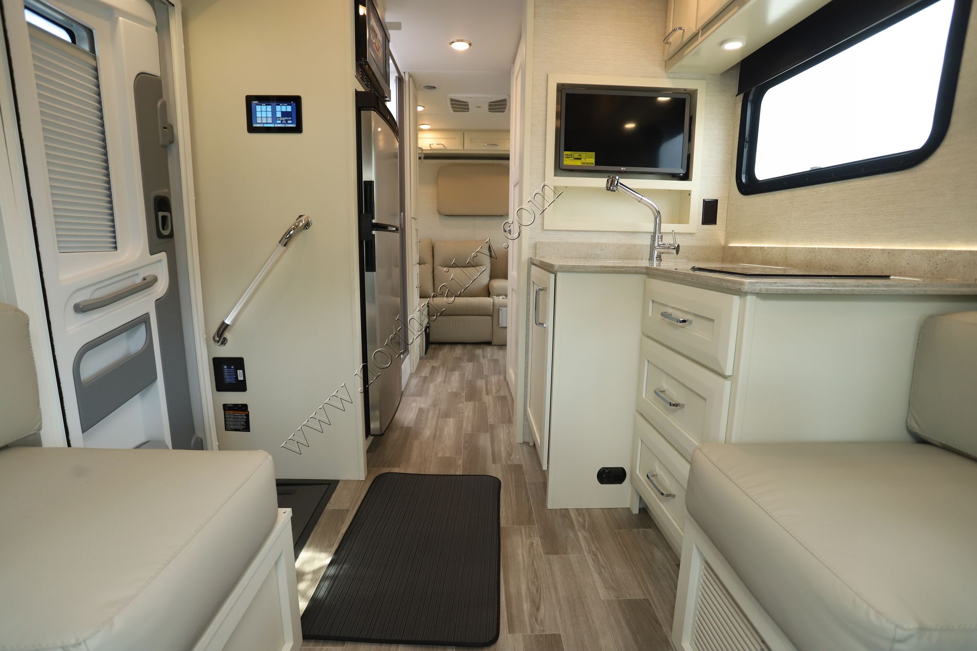 New 2024 Tiffin Motor Homes Wayfarer 25RLW Class C  For Sale