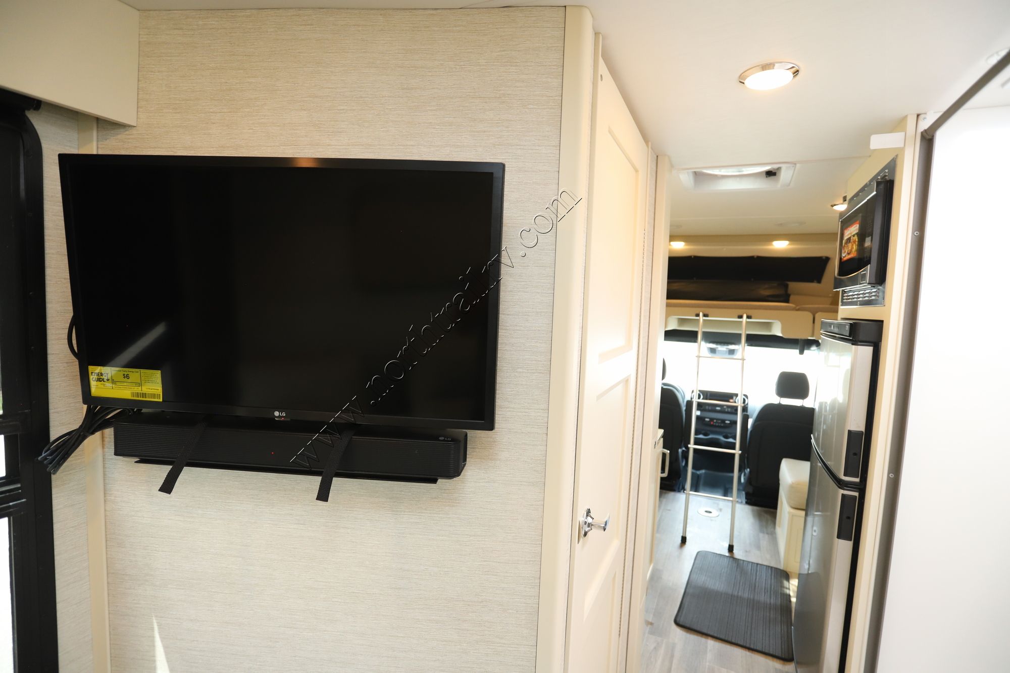 New 2024 Tiffin Motor Homes Wayfarer 25RLW Class C  For Sale