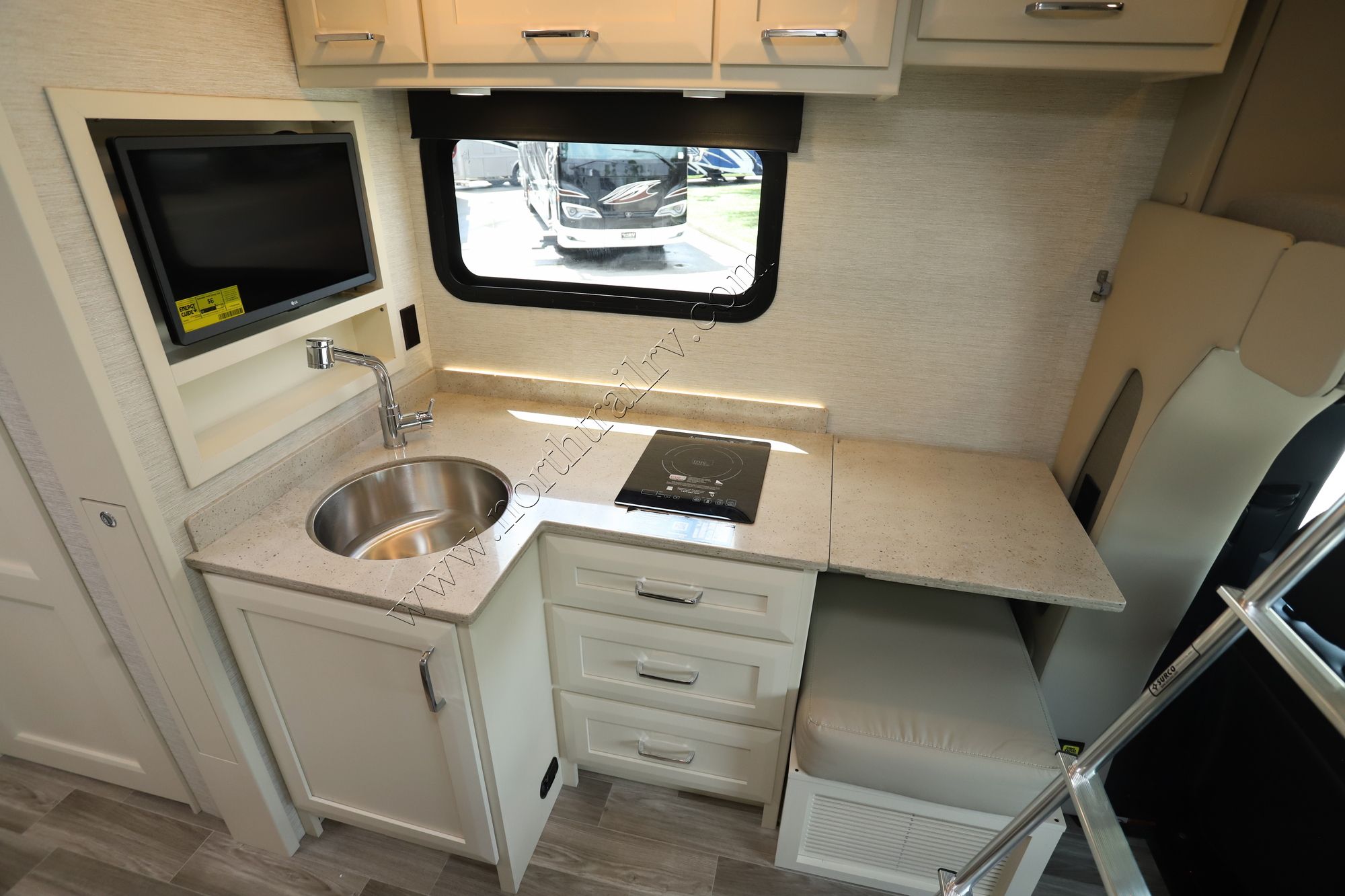 New 2024 Tiffin Motor Homes Wayfarer 25RLW Class C  For Sale