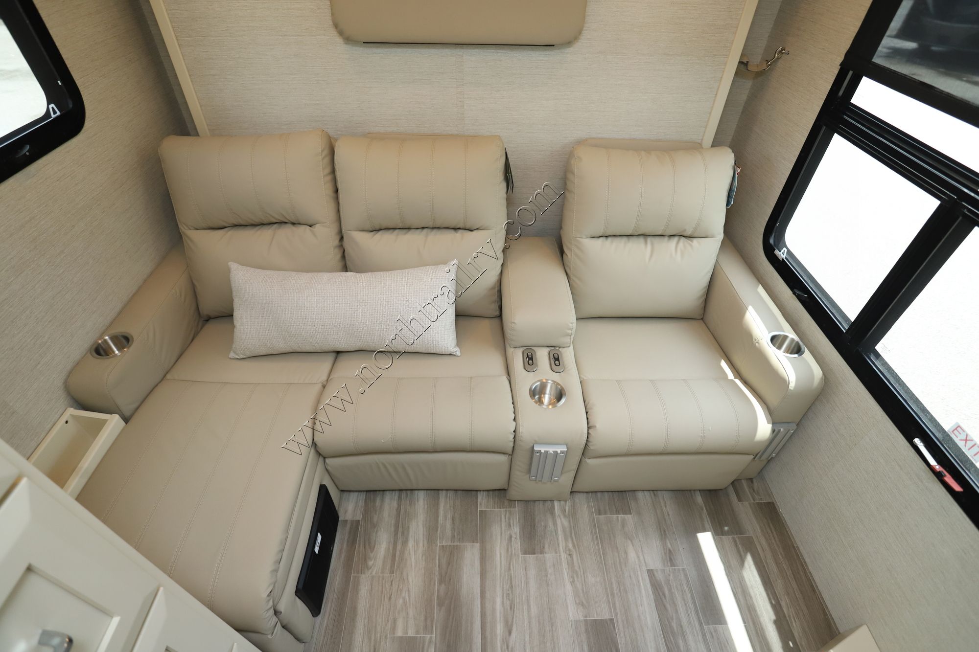 New 2024 Tiffin Motor Homes Wayfarer 25RLW Class C  For Sale