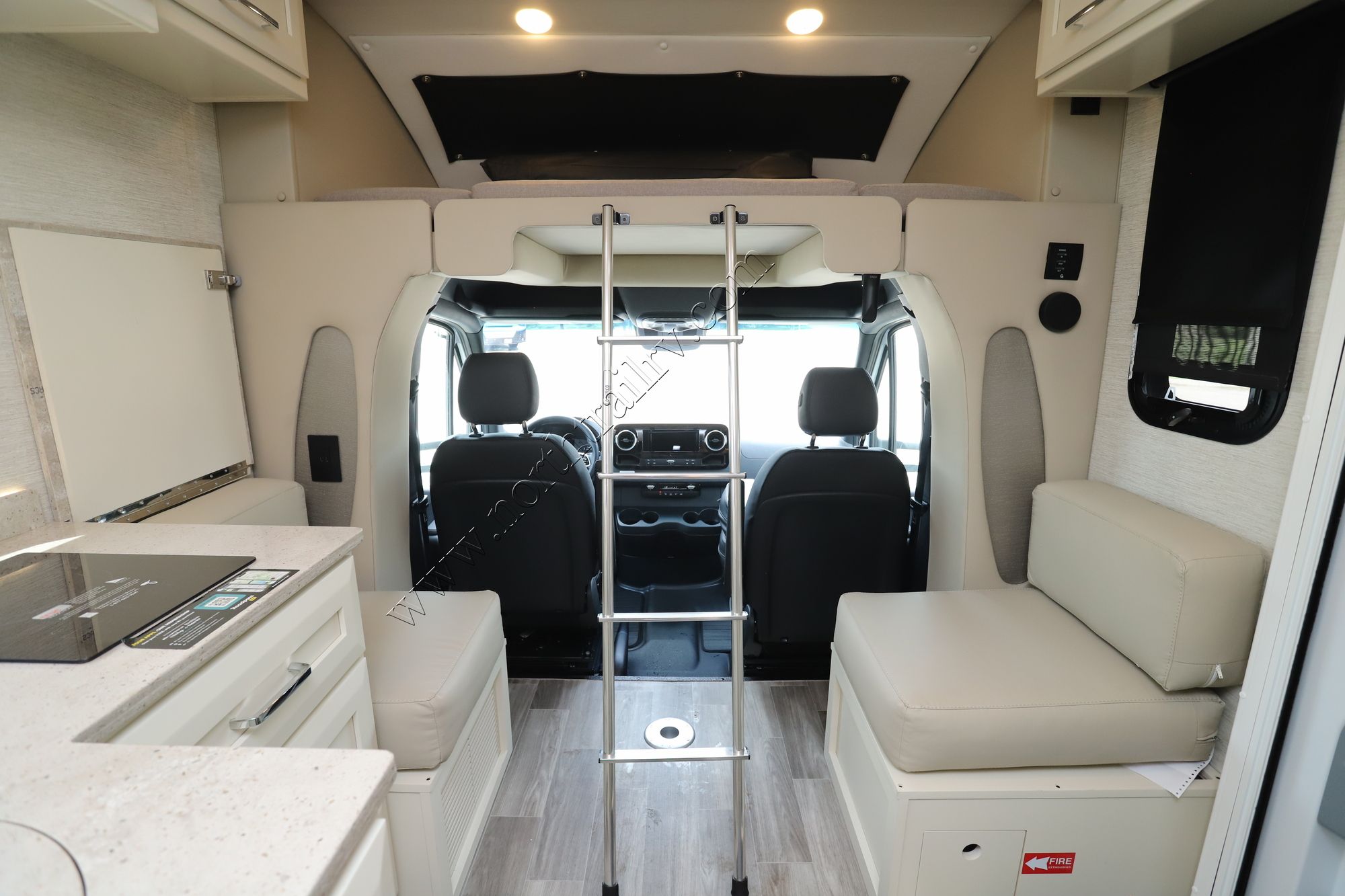 New 2024 Tiffin Motor Homes Wayfarer 25RLW Class C  For Sale