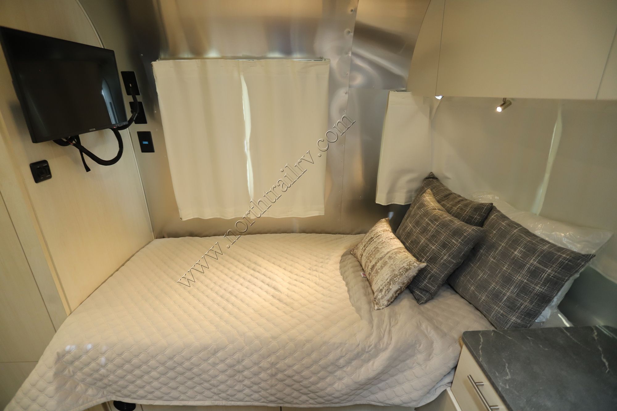 New 2024 Airstream Flying Cloud 23FB Travel Trailer  For Sale