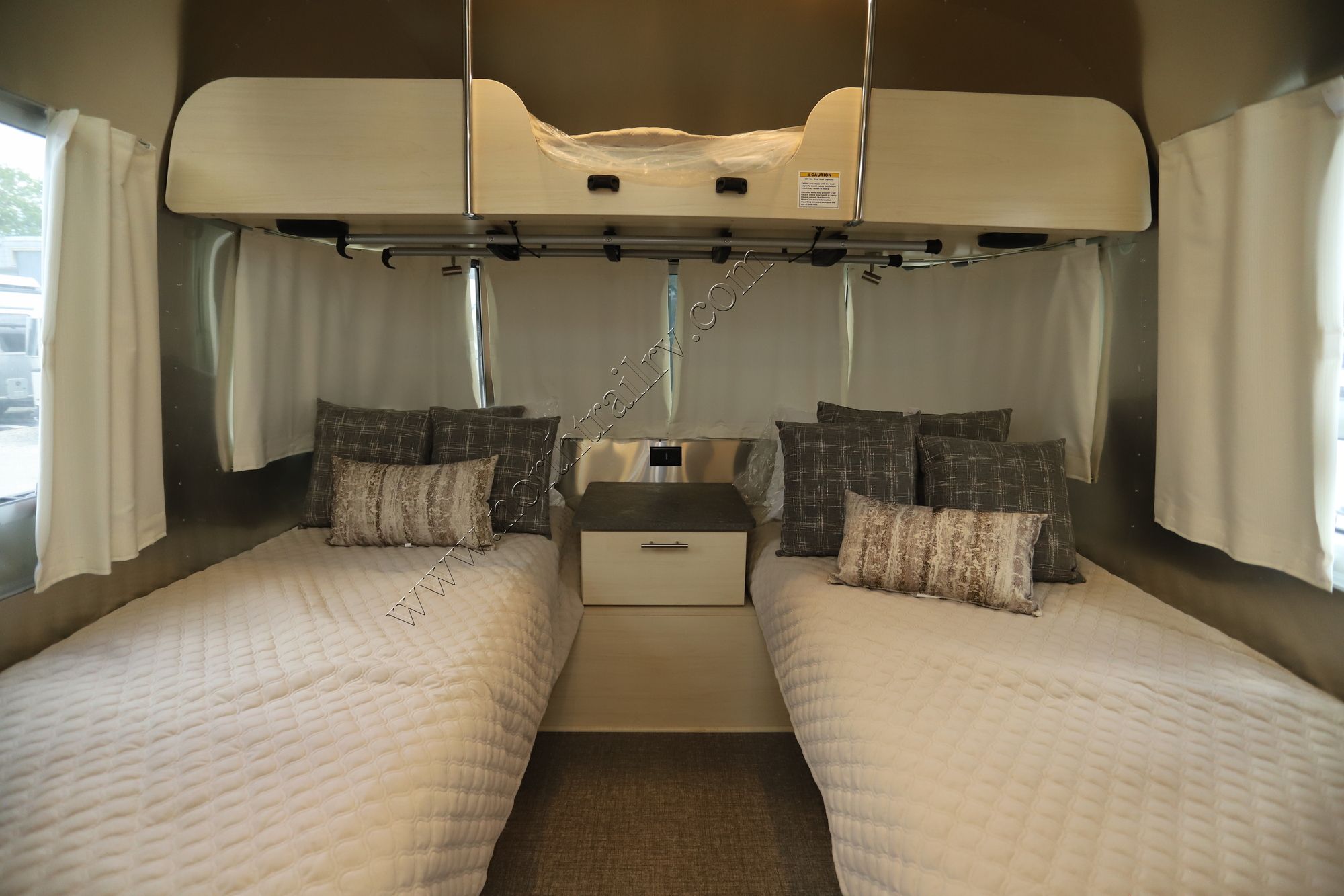 2023 Airstream Flying Cloud 27FB Travel Trailer New  For Sale