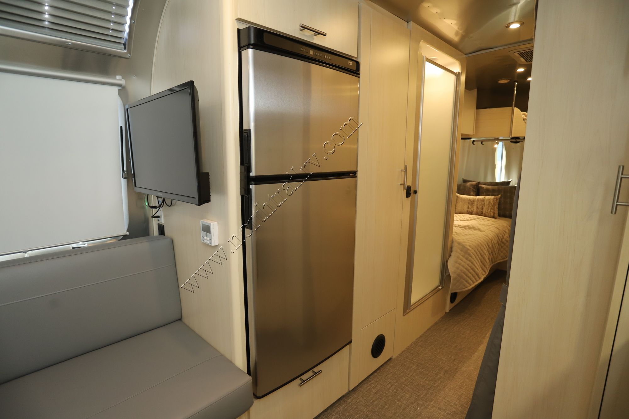 New 2024 Airstream Flying Cloud 25FB Travel Trailer  For Sale