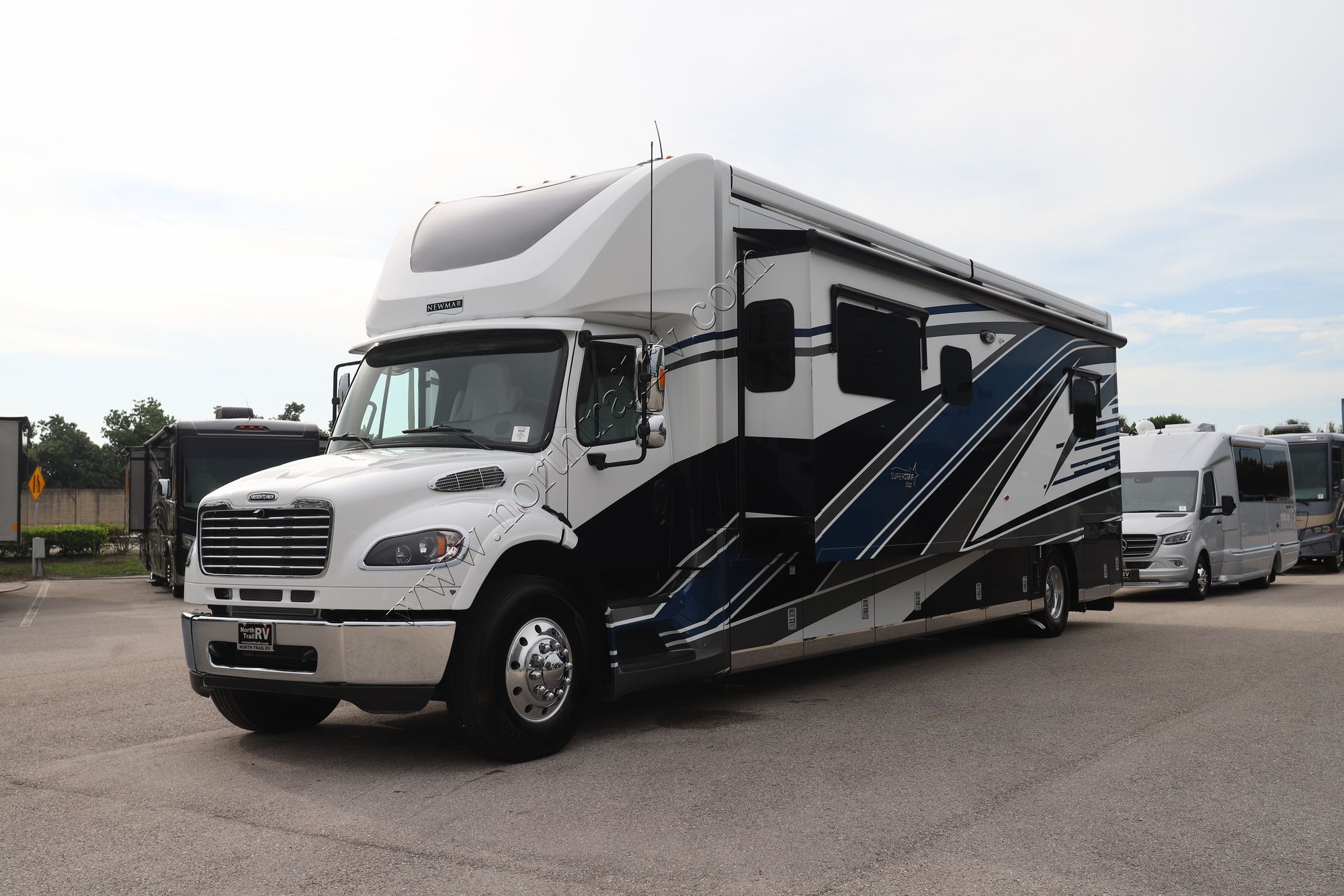 New 2023 Newmar Super Star 4059 Super C  For Sale