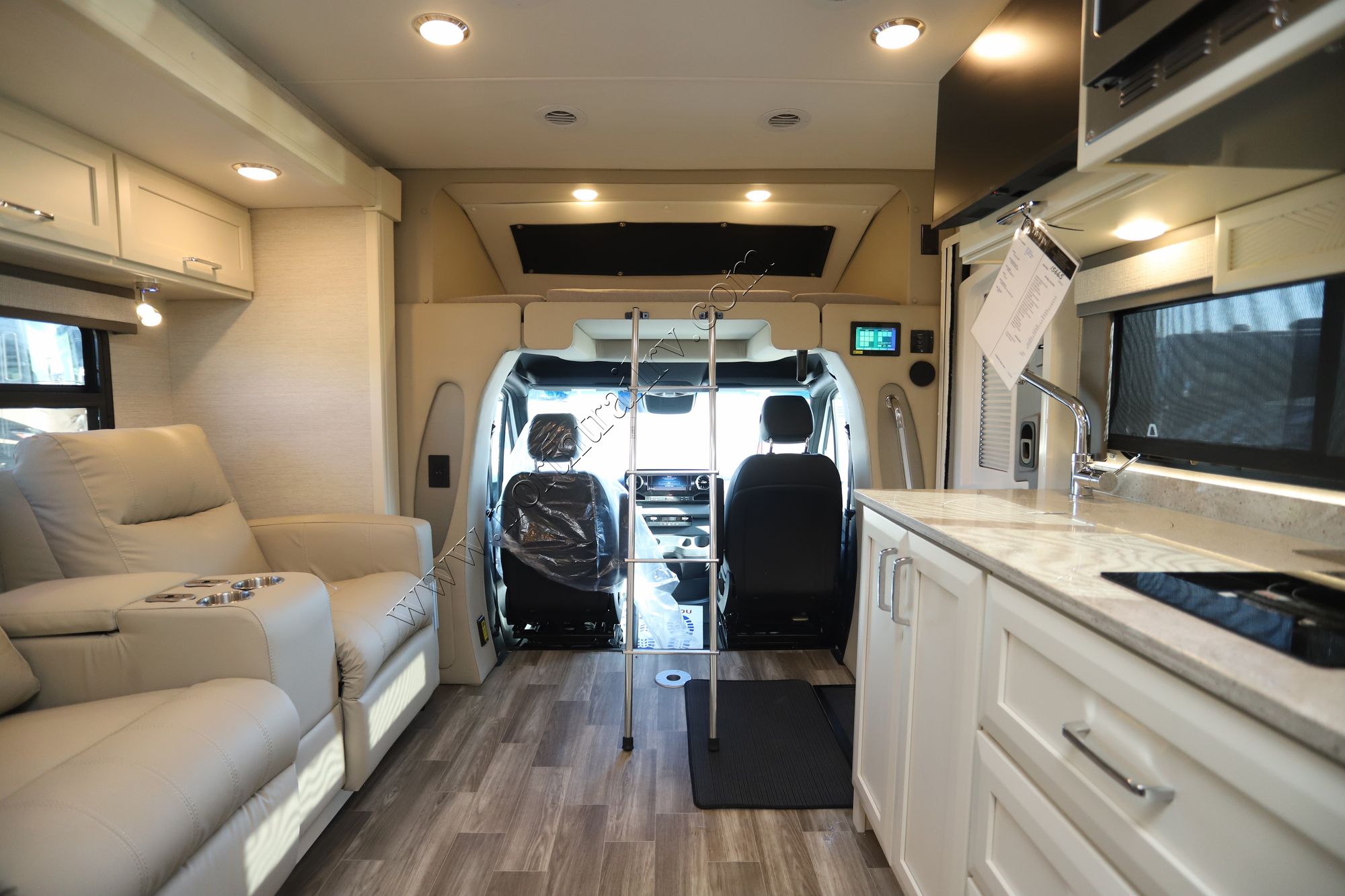 New 2024 Tiffin Motor Homes Wayfarer 25RW Class C  For Sale