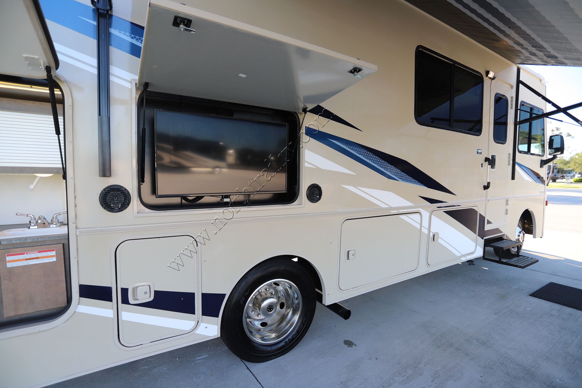 Used 2020 Winnebago Sun Star 29V Class A  For Sale