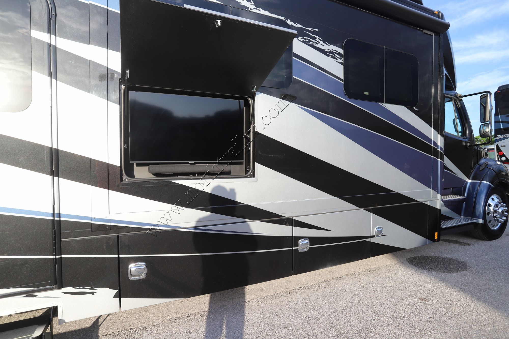 Used 2022 Renegade Rv Verona Le 40LRB Super C  For Sale