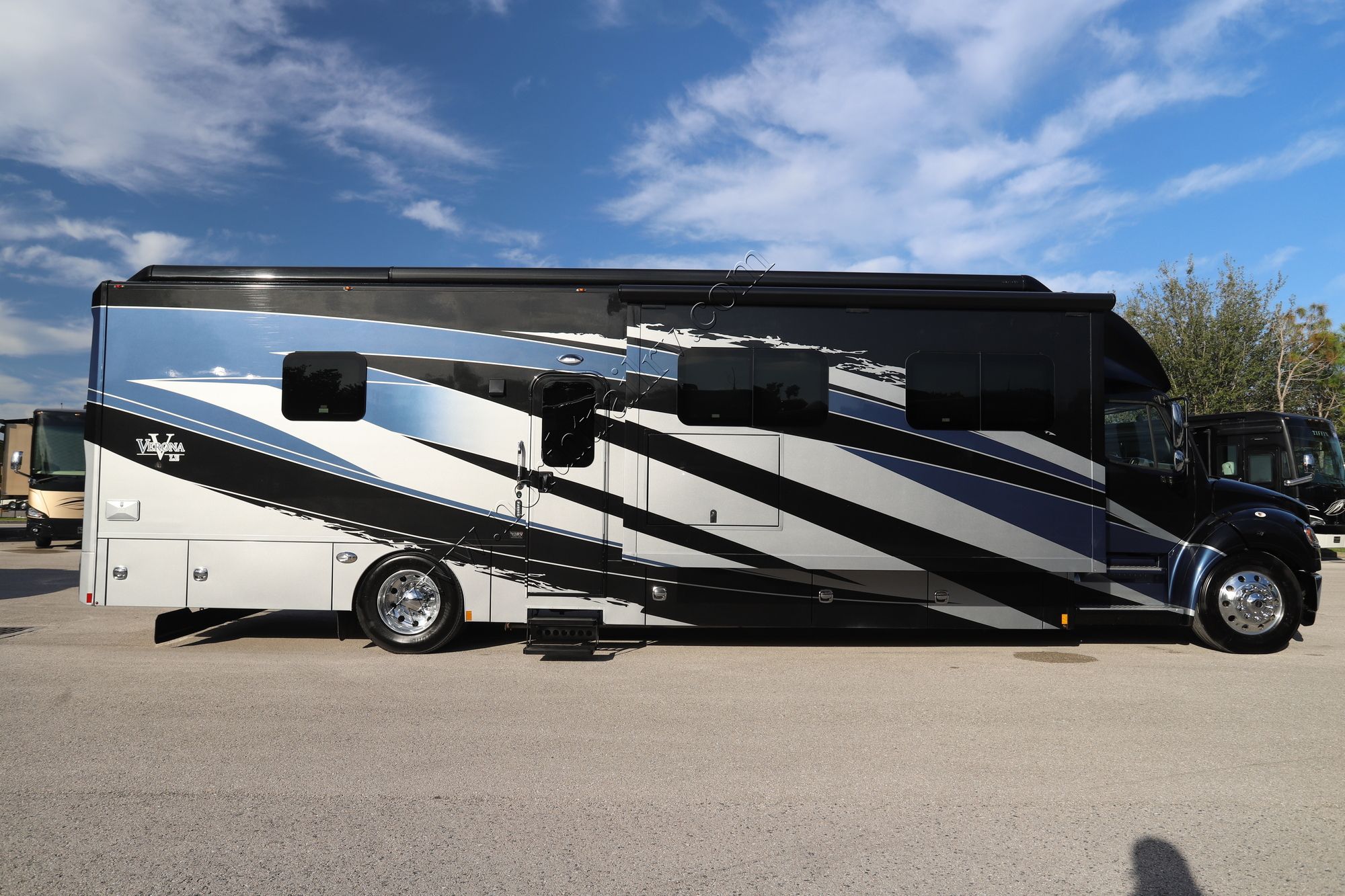 Used 2022 Renegade Rv Verona Le 40LRB Super C  For Sale