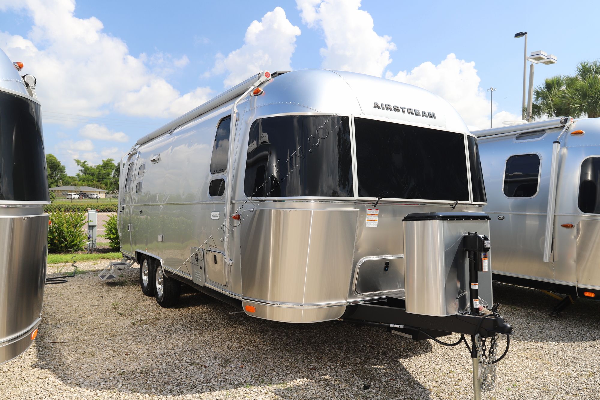 New 2023 Airstream Flying Cloud 25FB Travel Trailer  For Sale