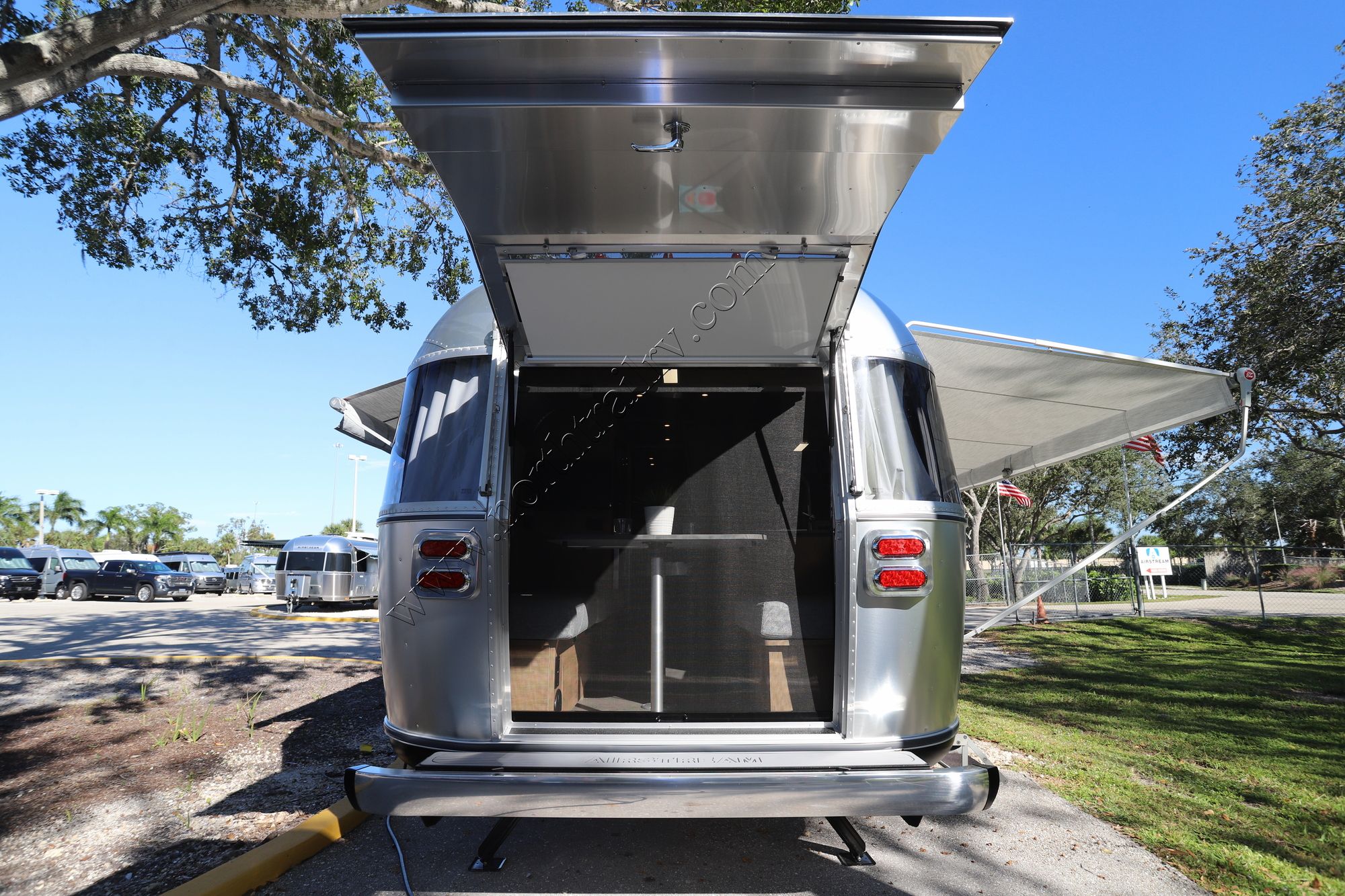 New 2024 Airstream Trade Wind 25FB Travel Trailer  For Sale