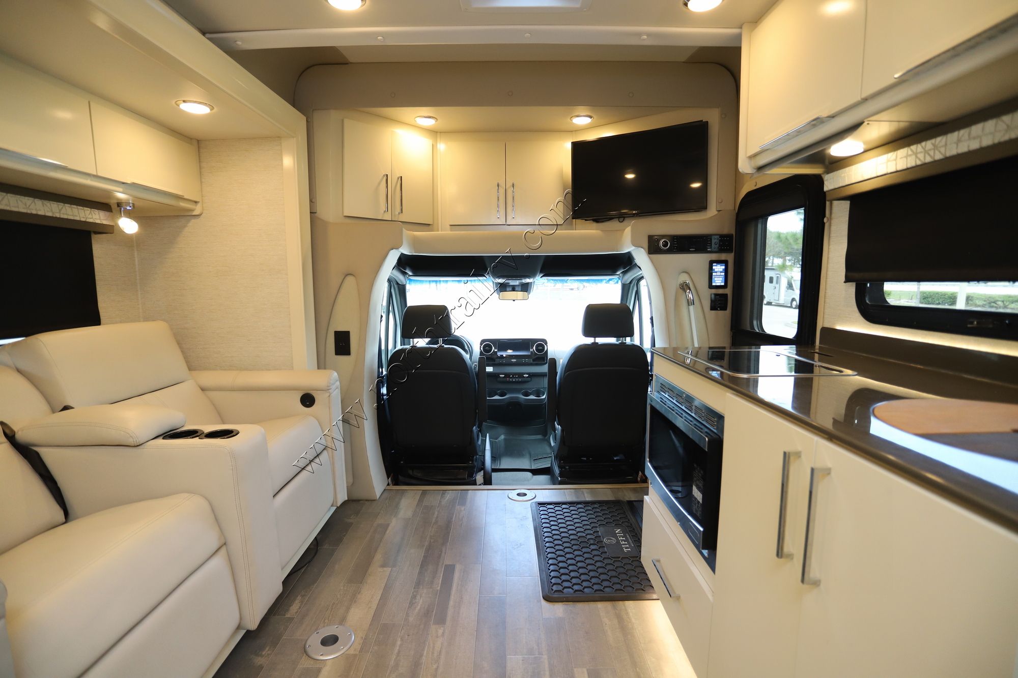 Used 2020 Tiffin Motor Homes Wayfarer 25RW Class C  For Sale