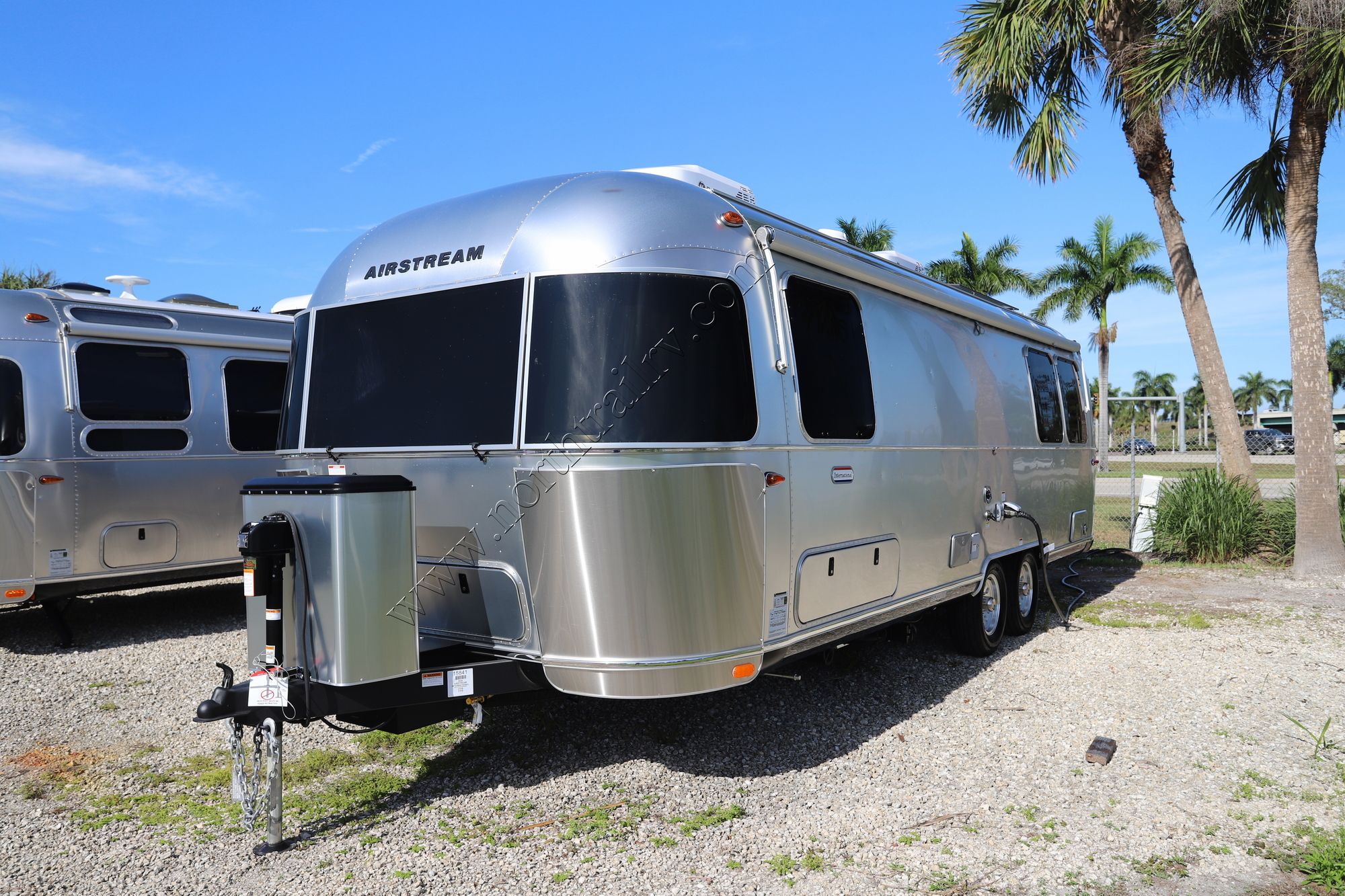 2024 Airstream International 27FB Travel Trailer New  For Sale