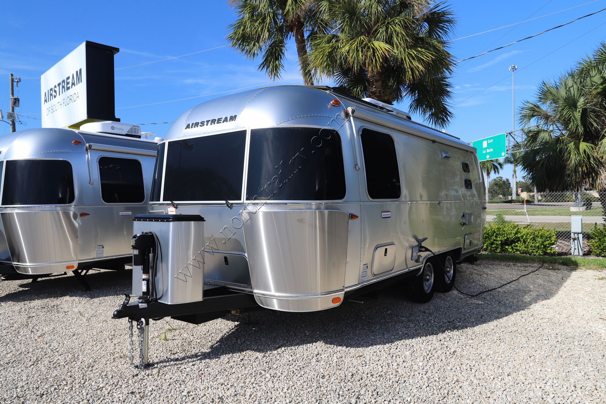 Used 2023 Airstream International 23FBT Travel Trailer  For Sale